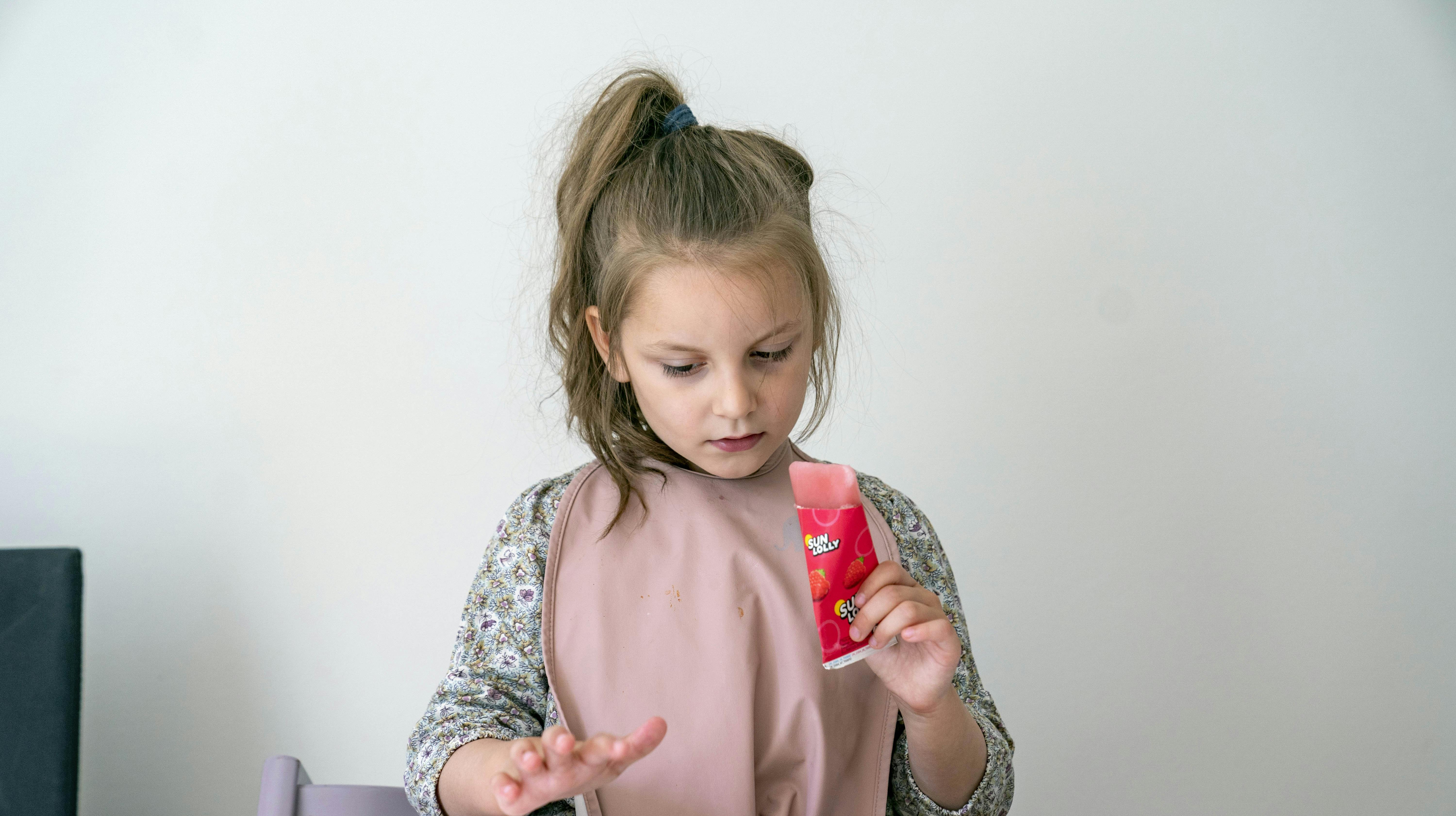 Lille Alia skal pakke sin skoletaske - for inden længe starter hun i skole.