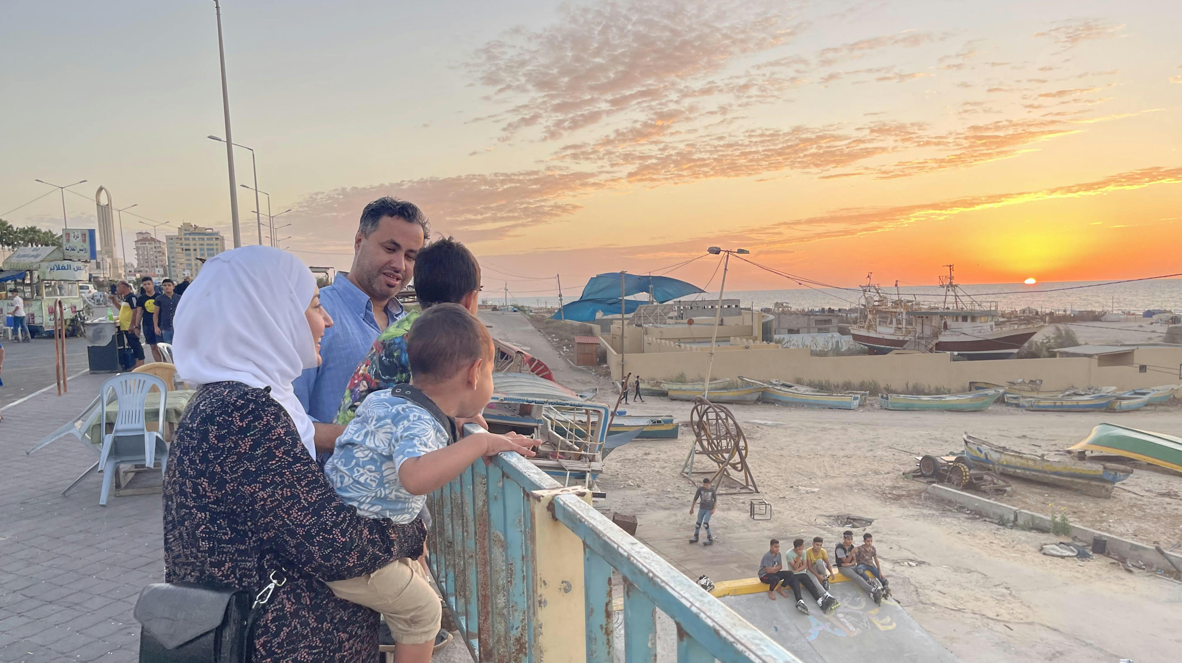 Nidal Abu Arif har besøgt sine familiemedlemmer flere gange, efter han blev familiesammenført til Danmark. Her ses han i Gaza sammen med sin kone og to sønner.