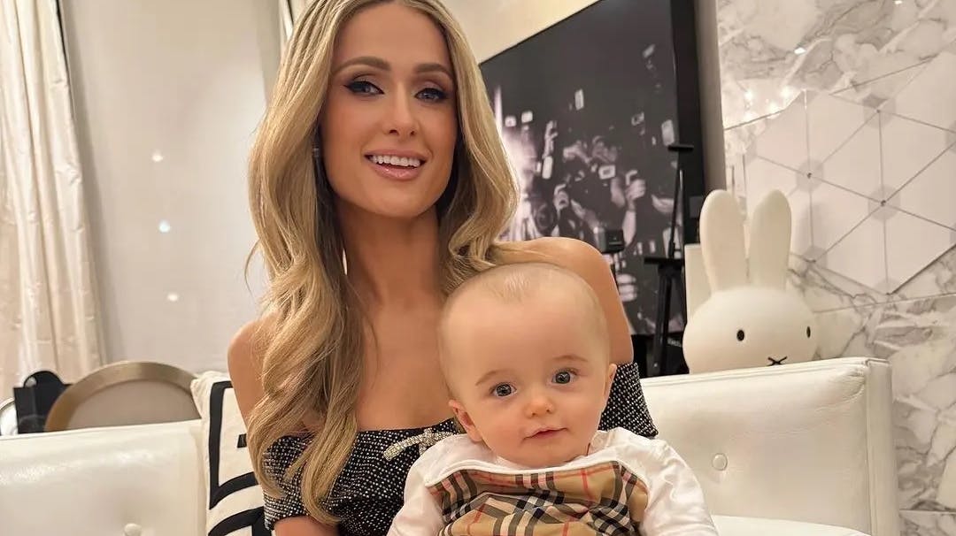 Det er det her billede af Paris Hilton og sønnen, der startede alt dramaet.
