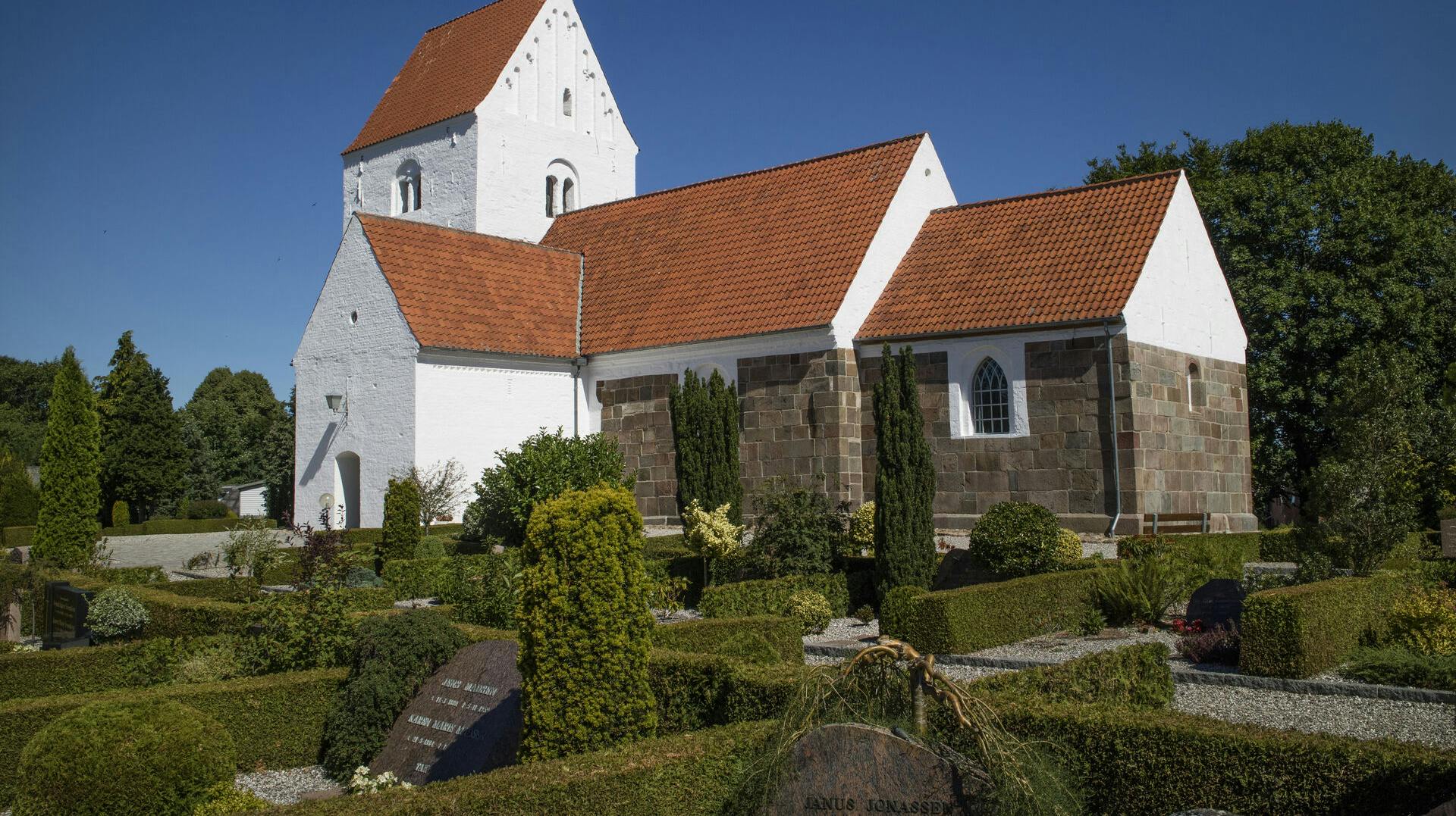 En sognepræst fra Ejstrupholm i Midtjylland er blevet sigtet for vold mod en 13-årig konfirmand. Her ses Ejstrupholm Kirke. 