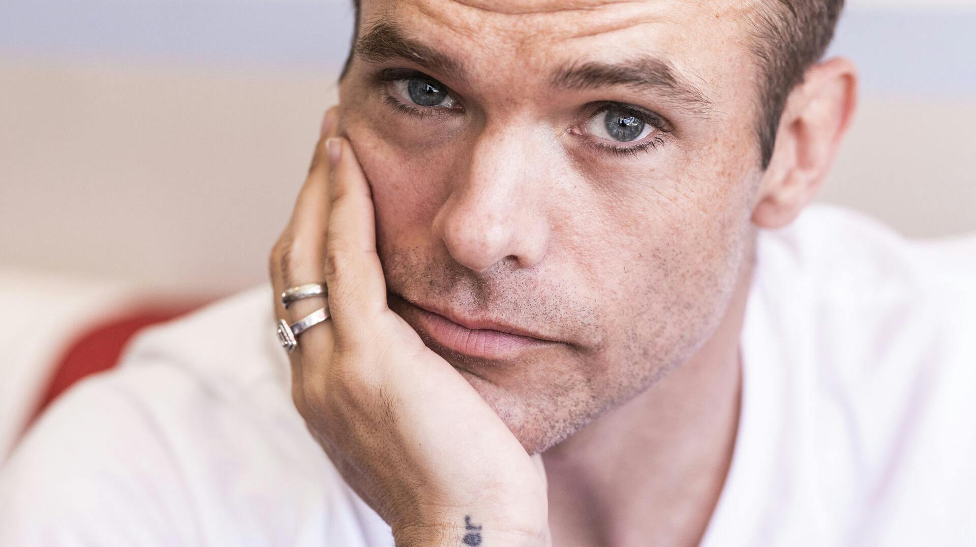 Silas Holst er 40 år gammel.