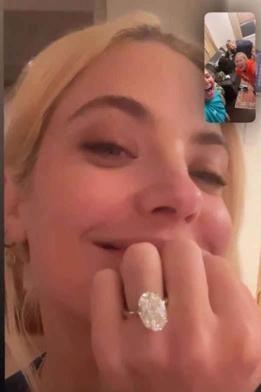 Ashley Benson kunne i juli måned vise en imponerende ring frem på Instagram.