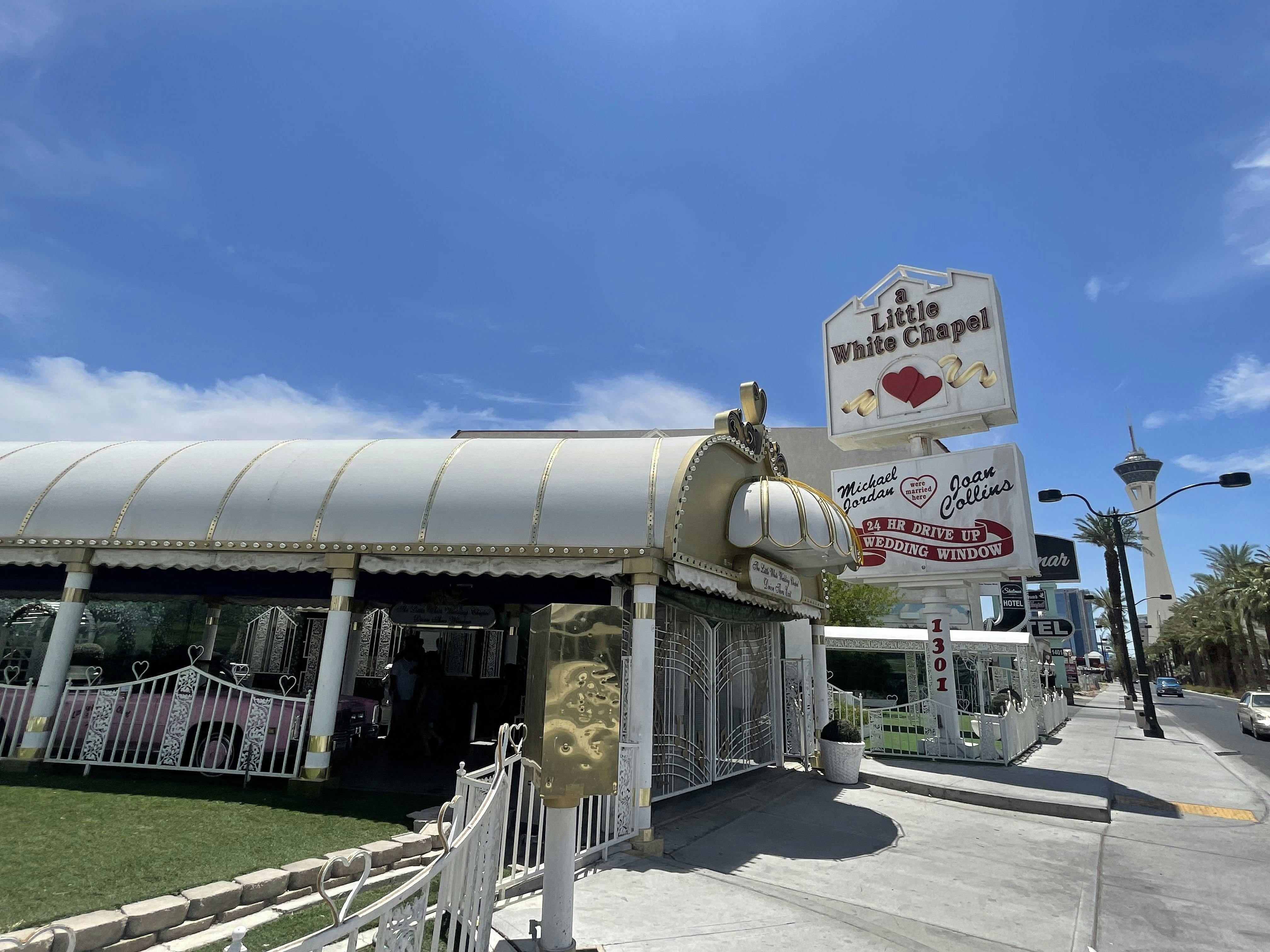 Det var her på "The Little White Chapel" i Las Vegas, hvor Britney Spears blev gift med Jason Alexander.