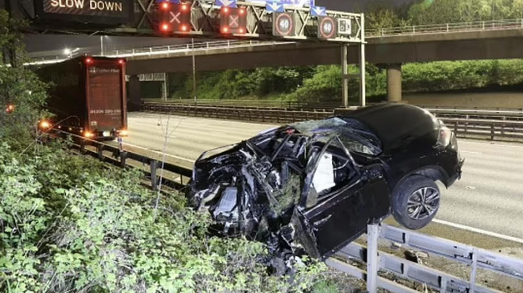 Familien skulle reddes ud af bilen. 