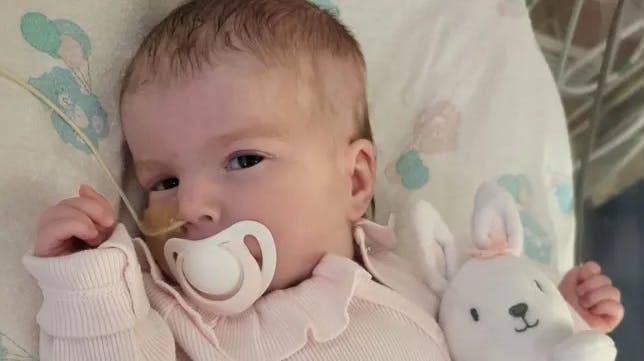 Lille Indi er alvorligt syg og ifølge lægerne og retten er det formålsløst at behandle hende. Men forældre ønsker at holde hende i livet.