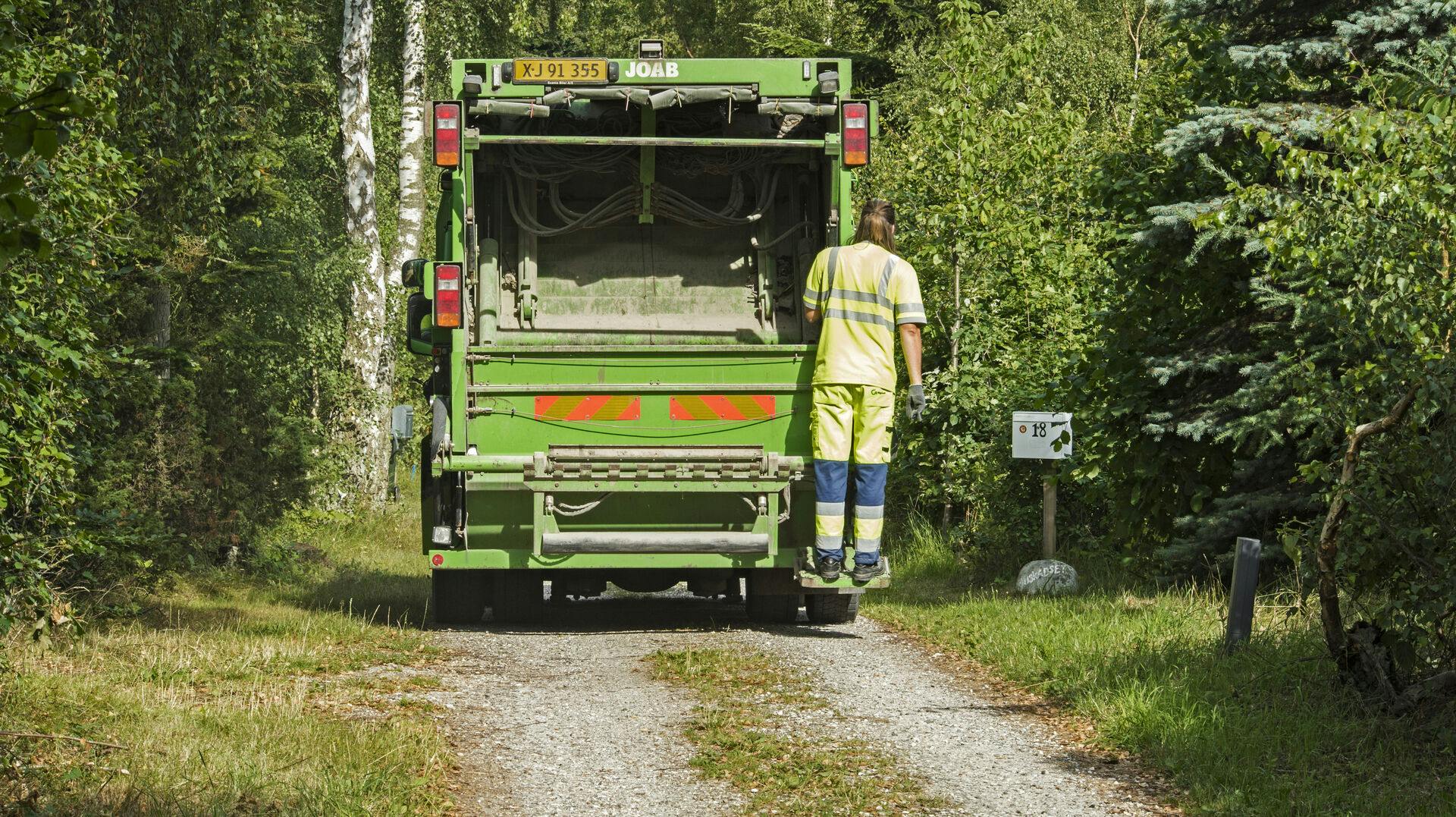 En ældre kvinde er onsdag morgen afgået ved døden, efter hun blev bakket ned af en skraldebil.