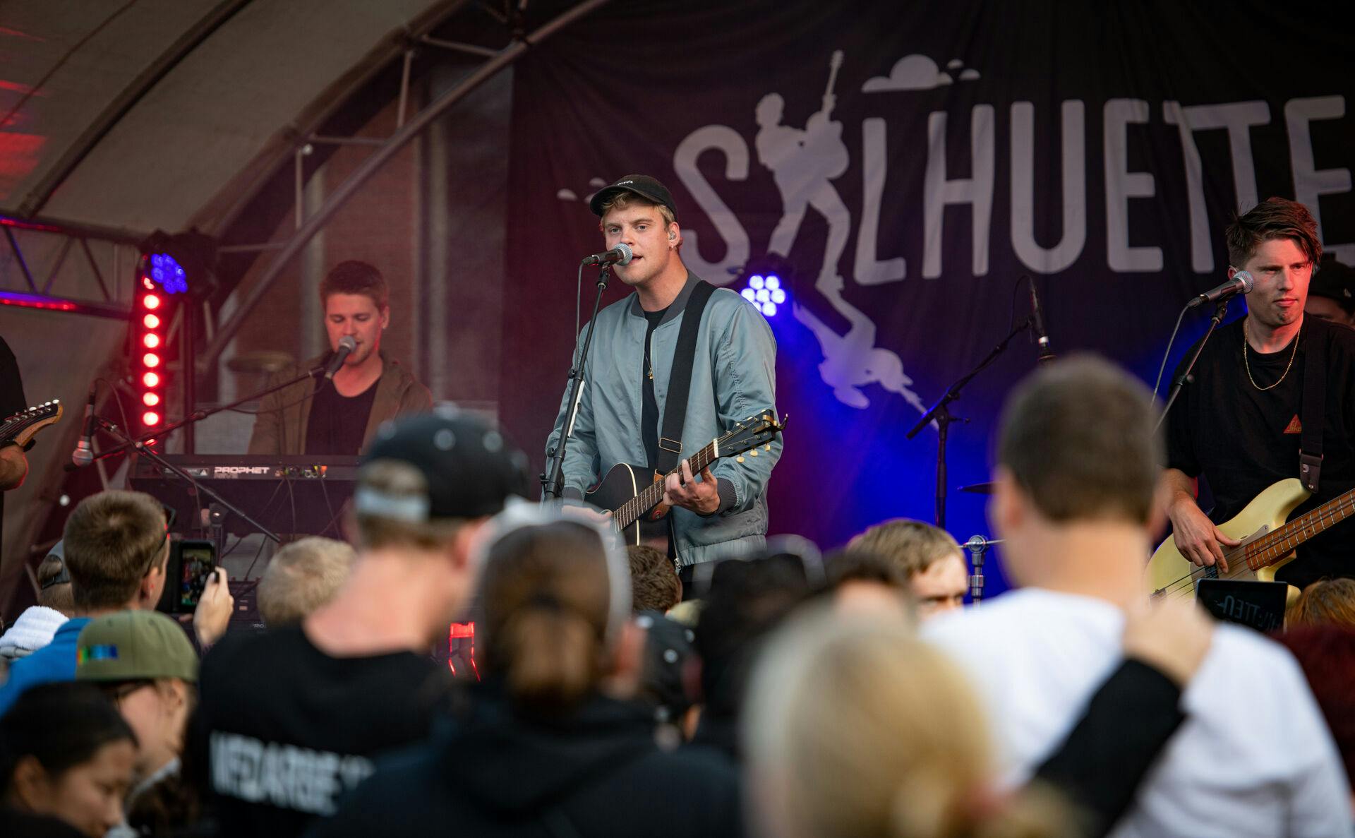 Den danske sanger og sangskriver Hjalmer Larsen spiller koncert på Kansas City under Silhuetten 2019 i Odense.