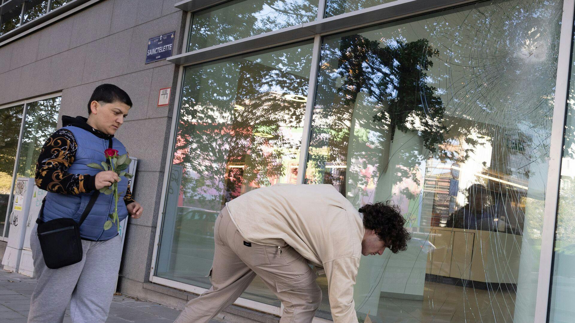 To svenske mænd mistede livet i forbindelse med angrebet. Her ligges der blomster på gerningsstedet.