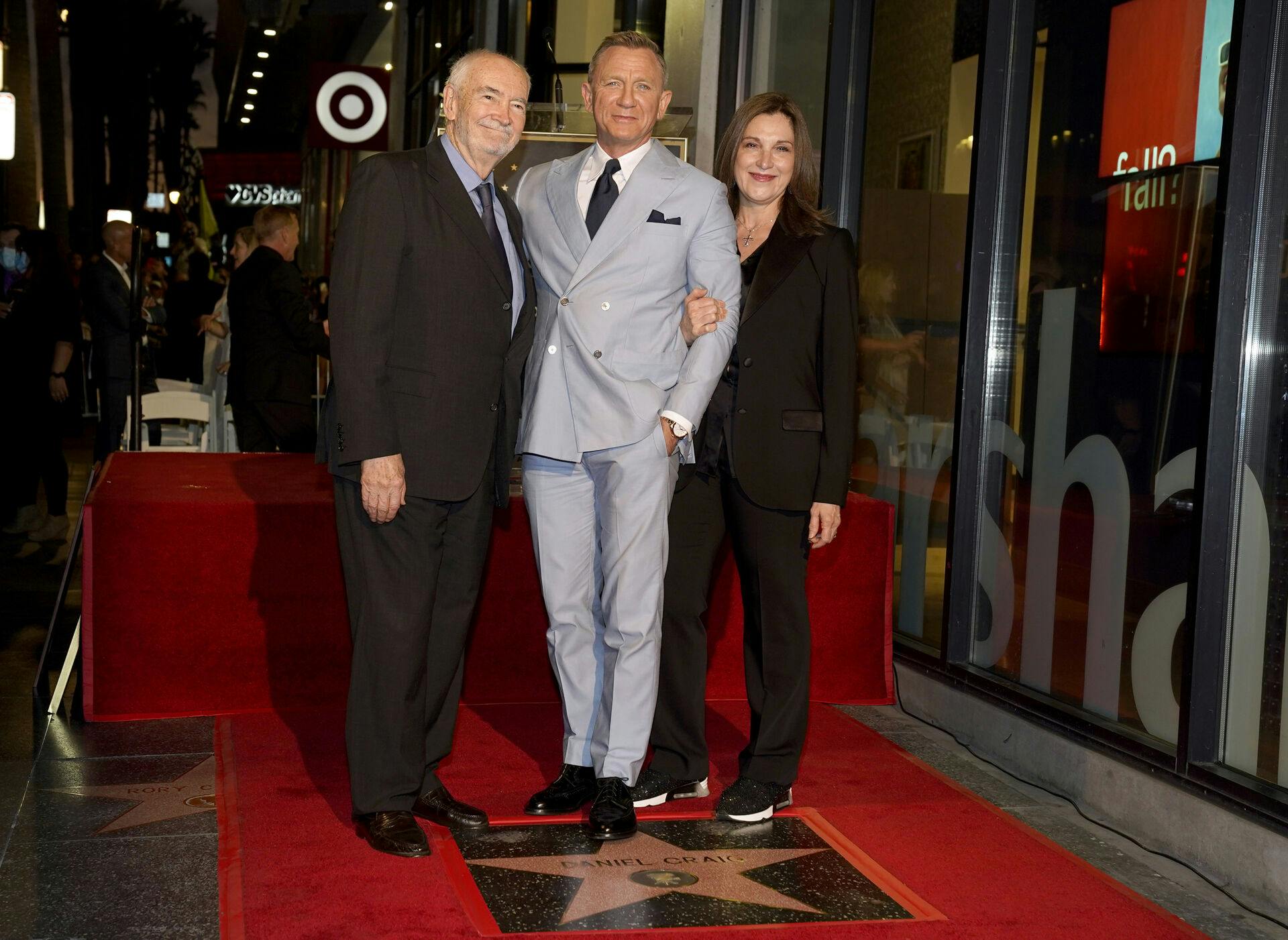 De to producenter af James Bond, Michael G. Wilson (tv) og Barbara Broccoli (th), er endnu ikke gået i gang med processen i at finde en ny skuespiller til hovedrollen.