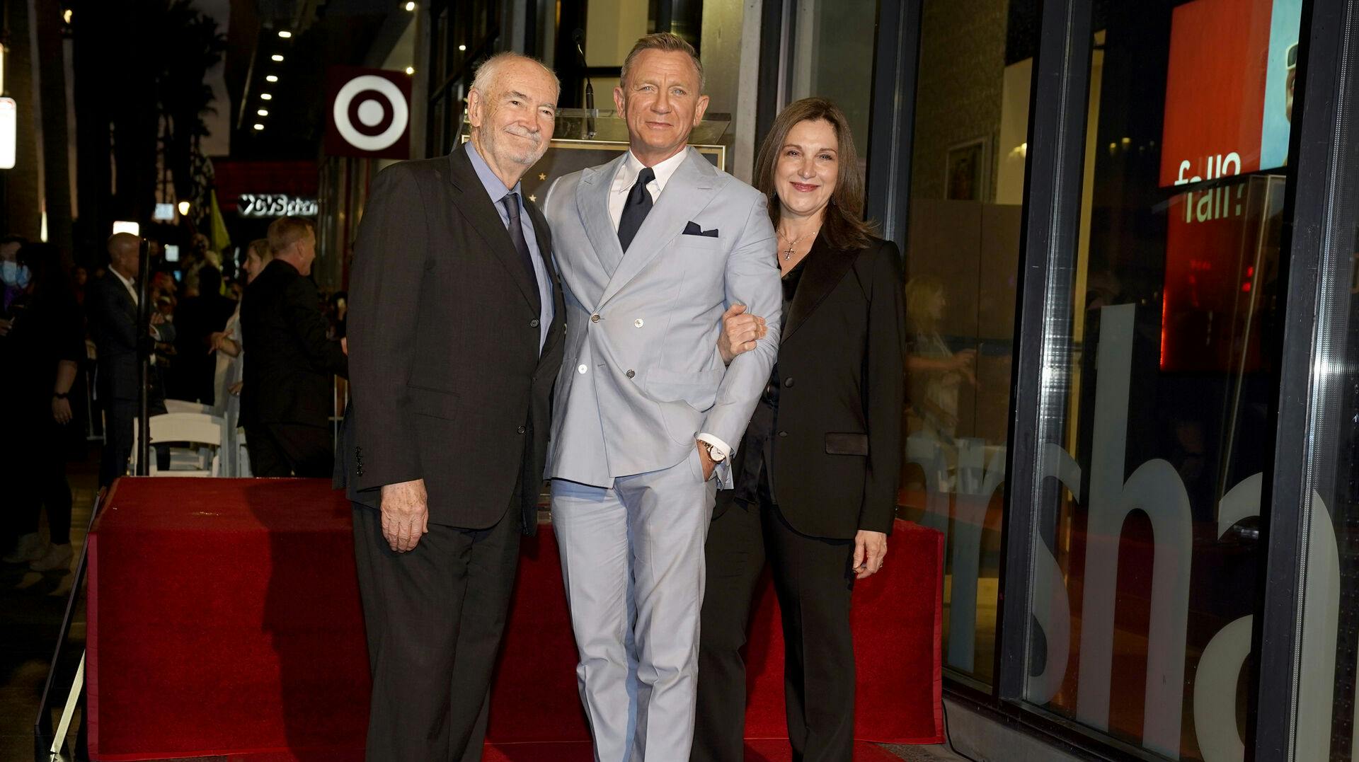 De to producenter af James Bond, Michael G. Wilson (tv) og Barbara Broccoli (th), er endnu ikke gået i gang med processen i at finde en ny skuespiller til hovedrollen.