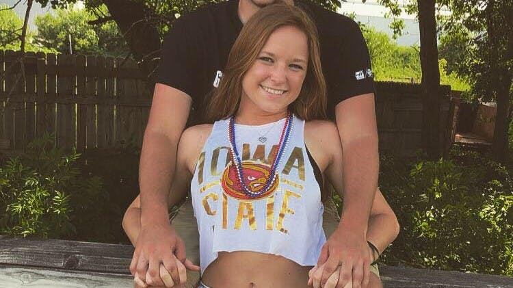 24-årige Cassidy Sue Kraus beskyldes for at have indledt seksuelle forhold med mindst tre mindreårige drenge på den skole, hvor hun var ansat.