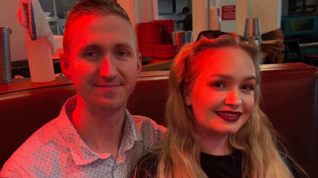 Breanne Pennington (th) blev fundet død af sine fire børn søndag morgen. Far og mand, Aaron (tv), er mistænkt for drabet og efterlyst.