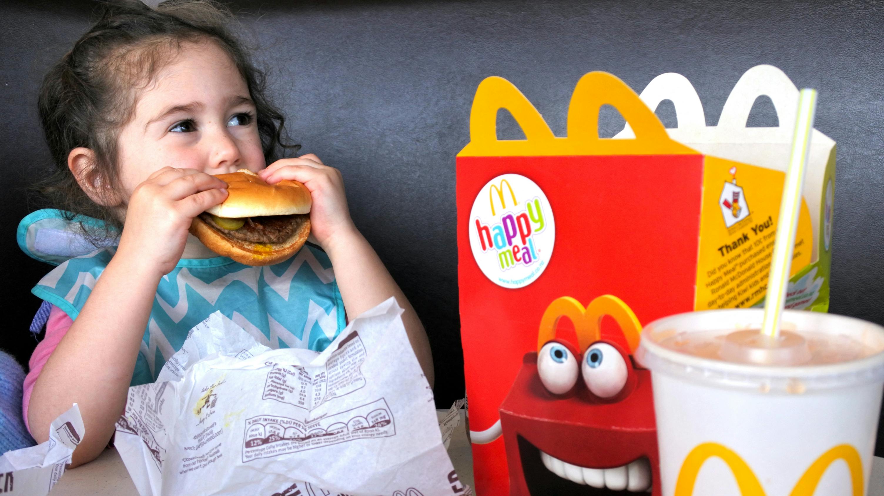 Det var ikke kun legetøj og burger, en chokeret mor fandt i sit barns Happy Meal.