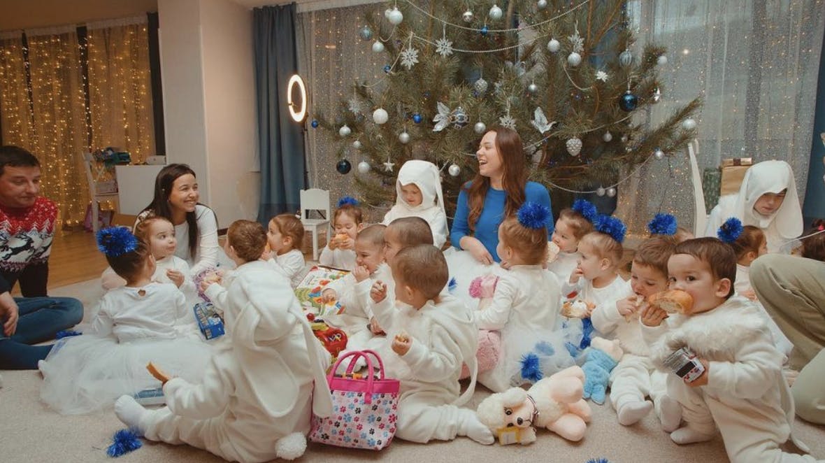 Der er nok gang i gaverne under juletræet hjemme hos 26-årige Kristina, der har hele 22 børn.