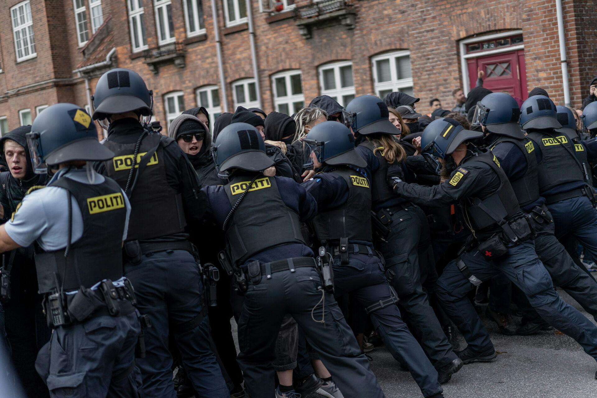 Her ses politiet i arbejde forbindelse med en demonstration. Torsdag eftermiddag samles politiet i Hobro for at øve til fremtidige politiindsatser. OBS: Arkivfoto.