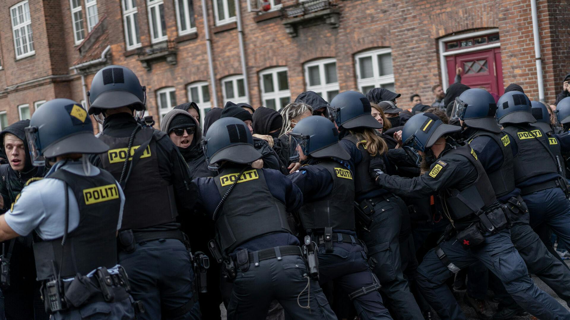 Her ses politiet i arbejde forbindelse med en demonstration. Torsdag eftermiddag samles politiet i Hobro for at øve til fremtidige politiindsatser. OBS: Arkivfoto.