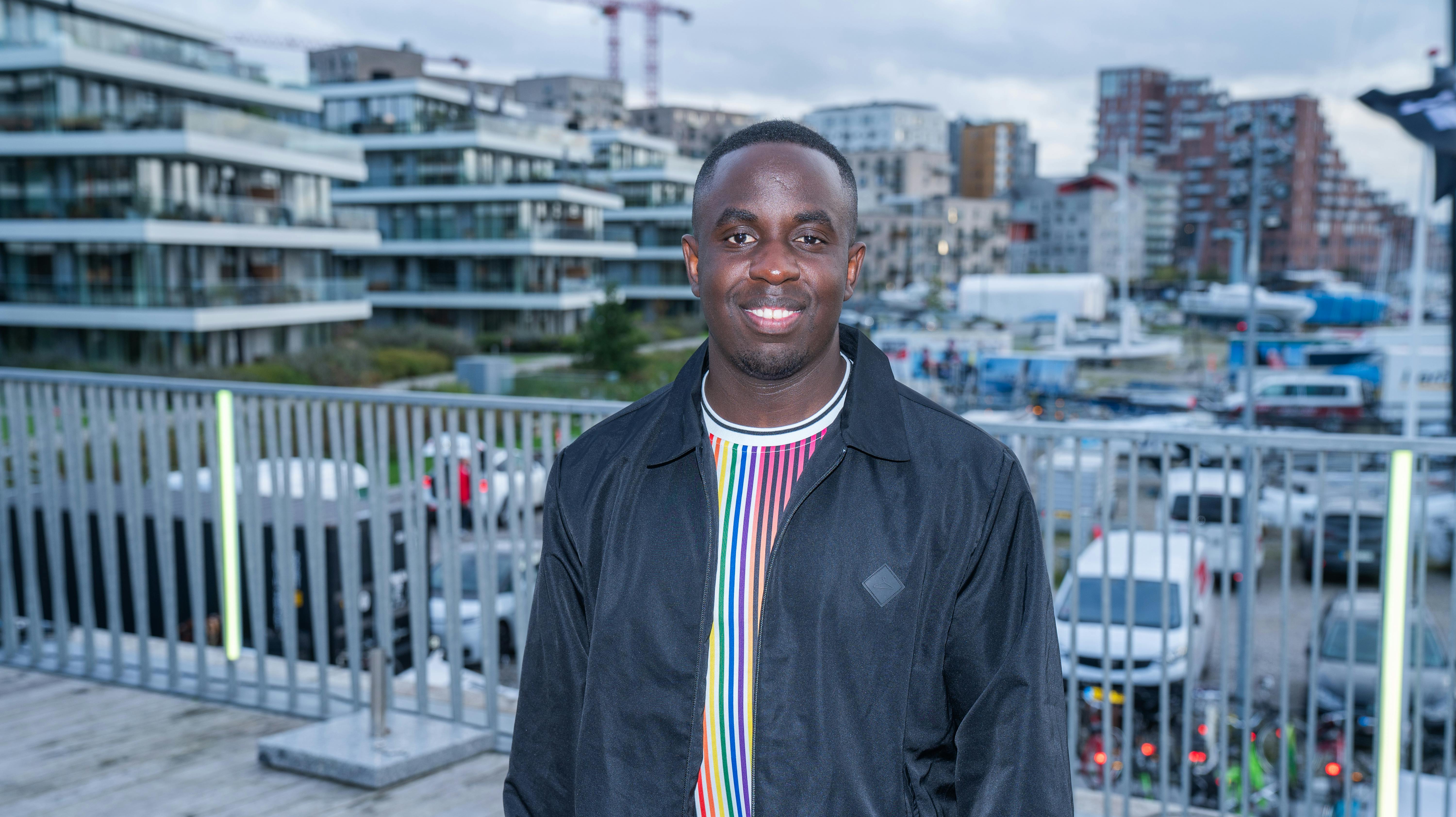 Melvin Kakoozas liv blev vendt op og ned, da han i februar 2021 både fandt ud af, at han havde en hjernetumor i baghovedet, og få dage efter fik et hjertestop. Det gjorde også noget ved kroppen, men nu har Melvin nået sit mål om at komme under 90 kilo.