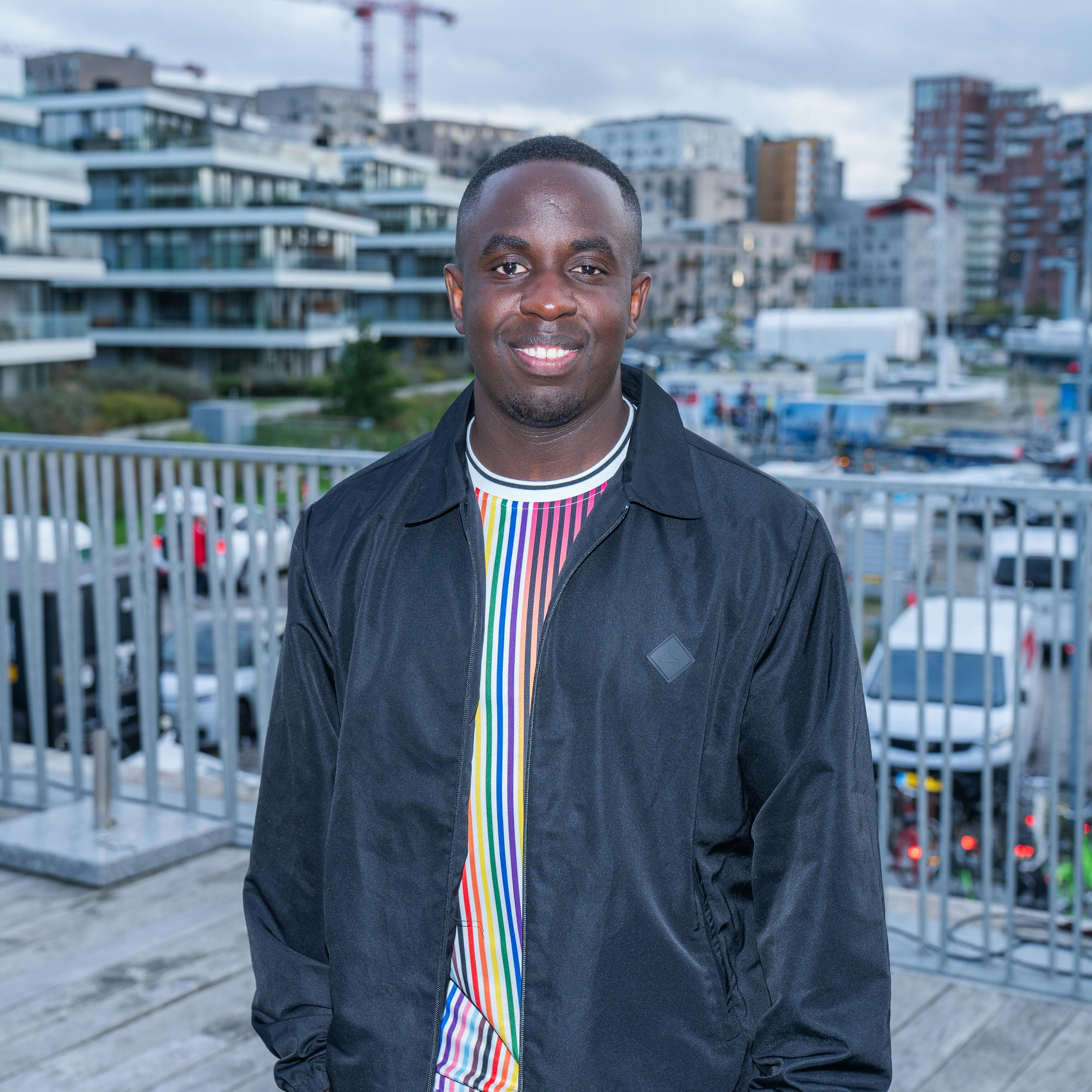 Melvin Kakoozas liv blev vendt op og ned, da han i februar 2021 både fandt ud af, at han havde en hjernetumor i baghovedet, og få dage efter fik et hjertestop. Det gjorde også noget ved kroppen, men nu har Melvin nået sit mål om at komme under 90 kilo.