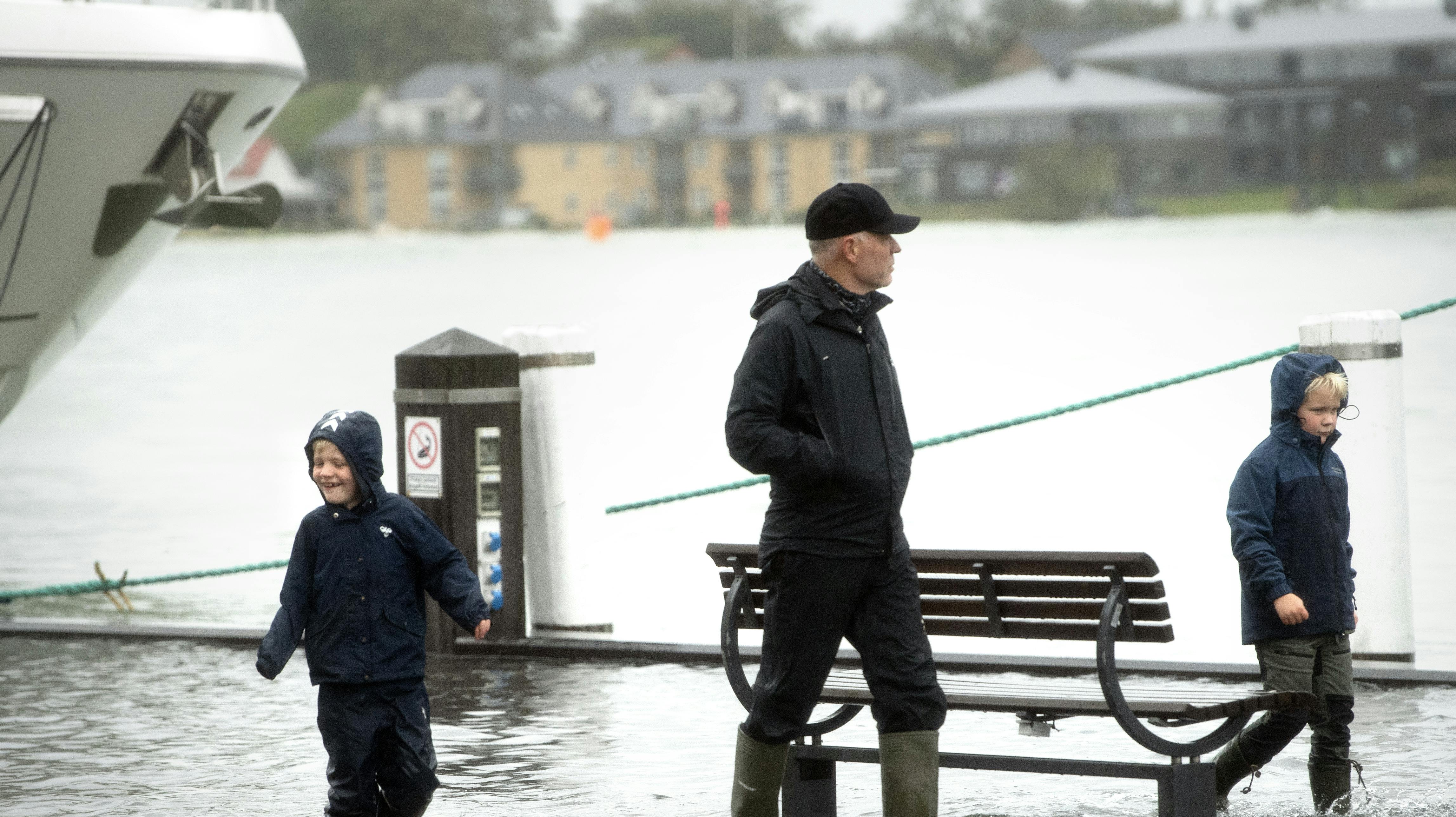 Vandet stod fredag eftermiddag højt ved Sønderborg Havn, hvor beredskabet måtte arbejde mellem stormflodsturister. Jacob Schultz