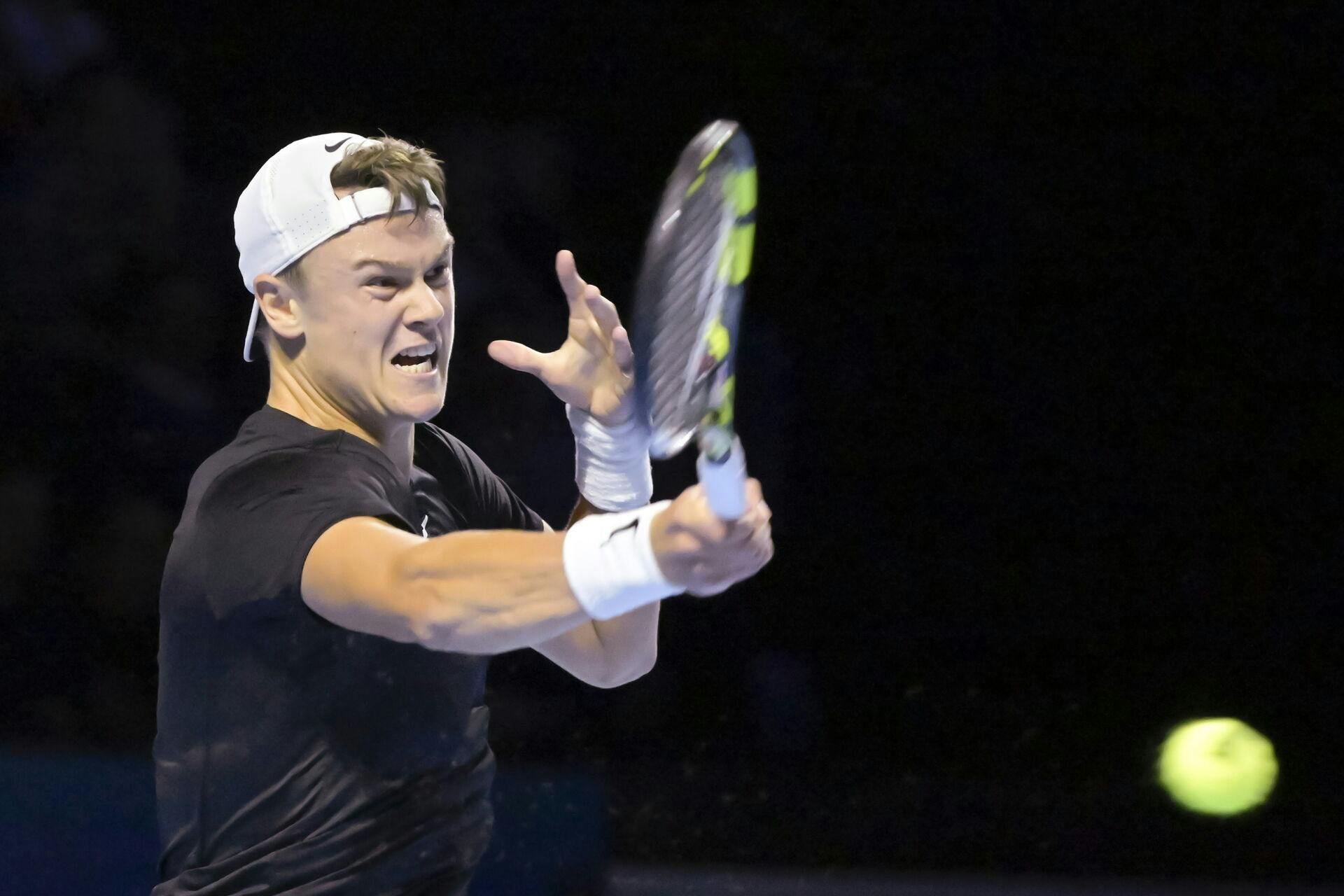 Holger Rune er videre til kvartfinalen i ATP 500-turneringen i Basel, efter han torsdag aften slog argentineren Sebastian Báez.