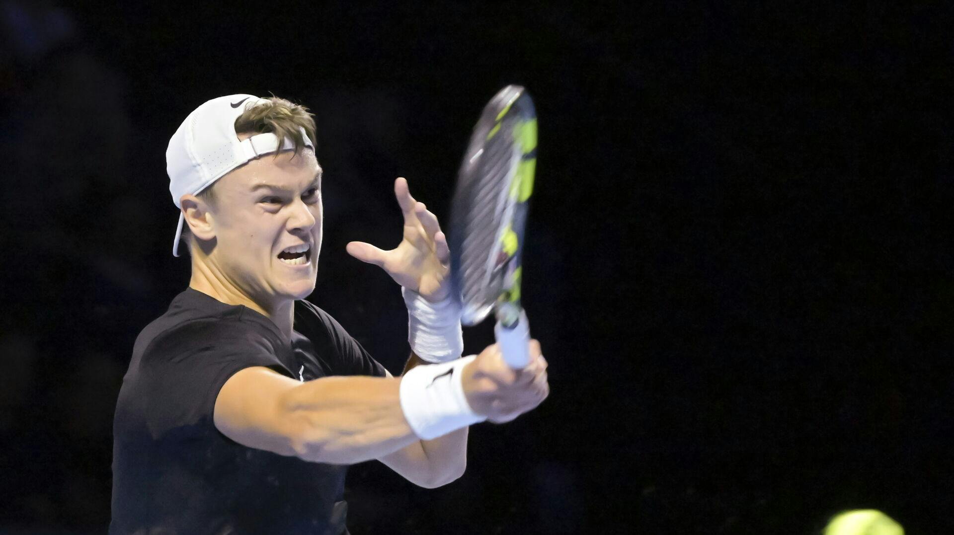 Holger Rune er videre til kvartfinalen i ATP 500-turneringen i Basel, efter han torsdag aften slog argentineren Sebastian Báez.