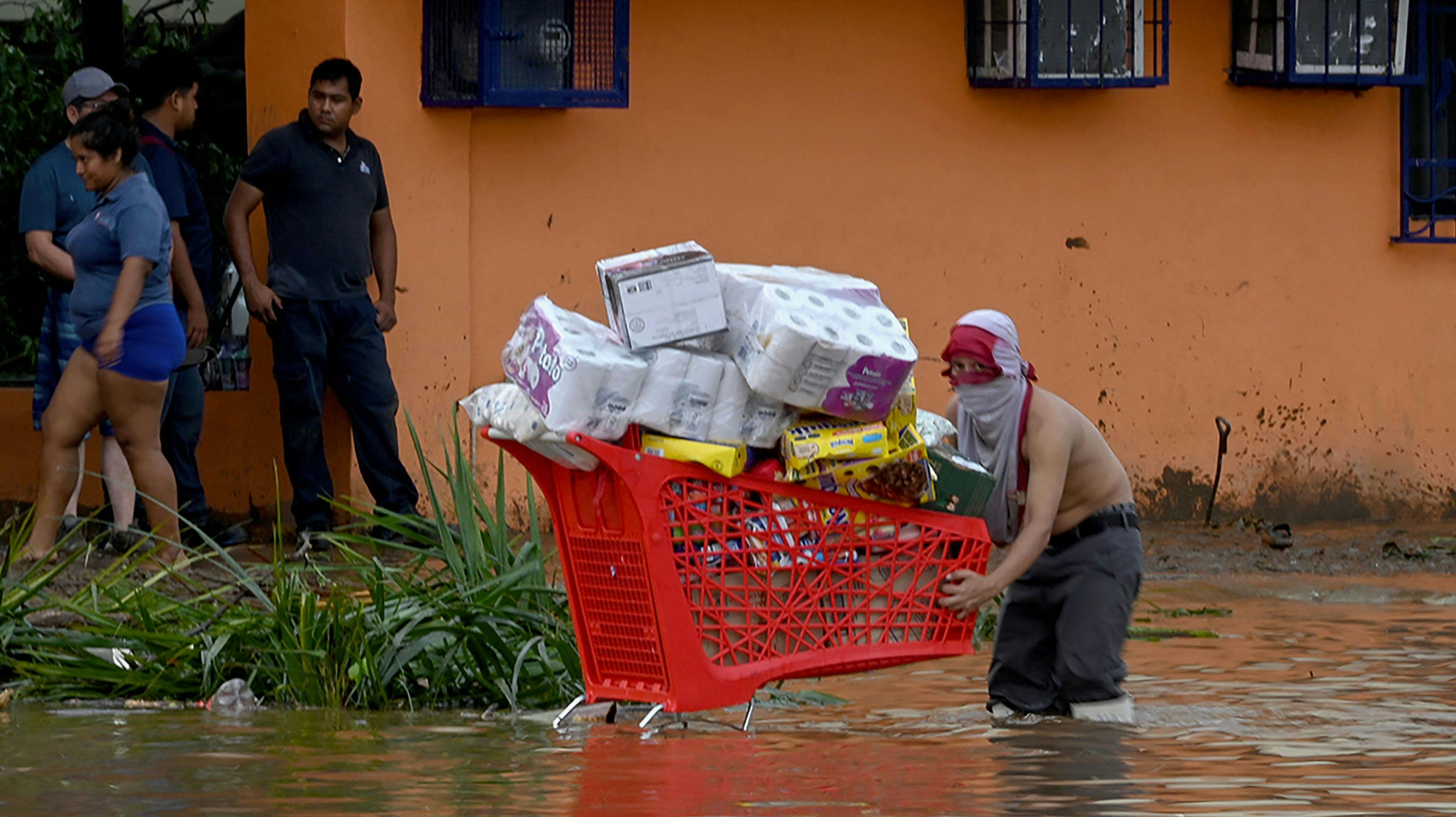 Orkanen Otis har ført til voldsomme ødelæggelser ved byen Acapulco og i andre områder.