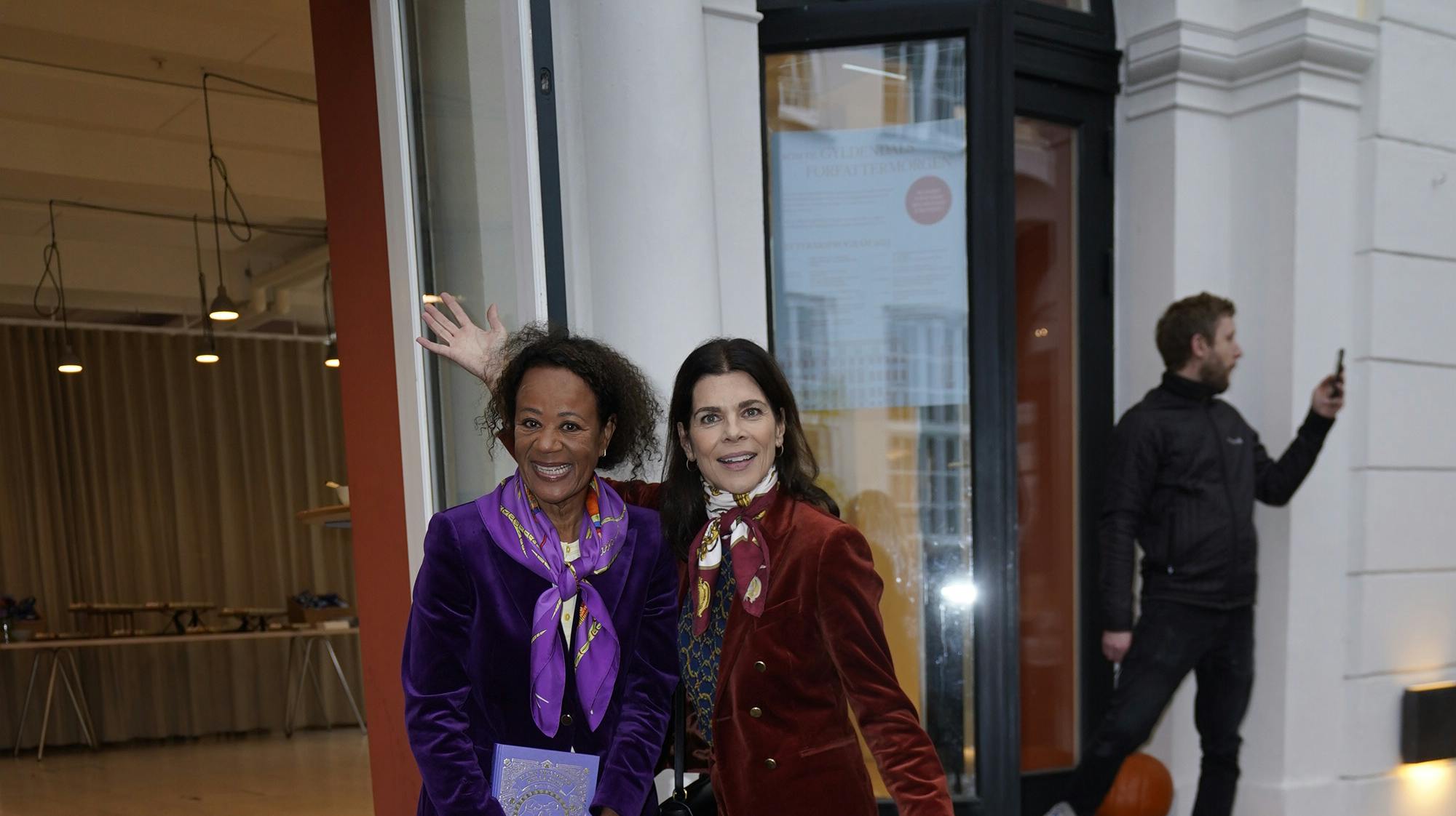 Hella Joof er 60 år og Ellen Hellingsø er 56 år gammel.