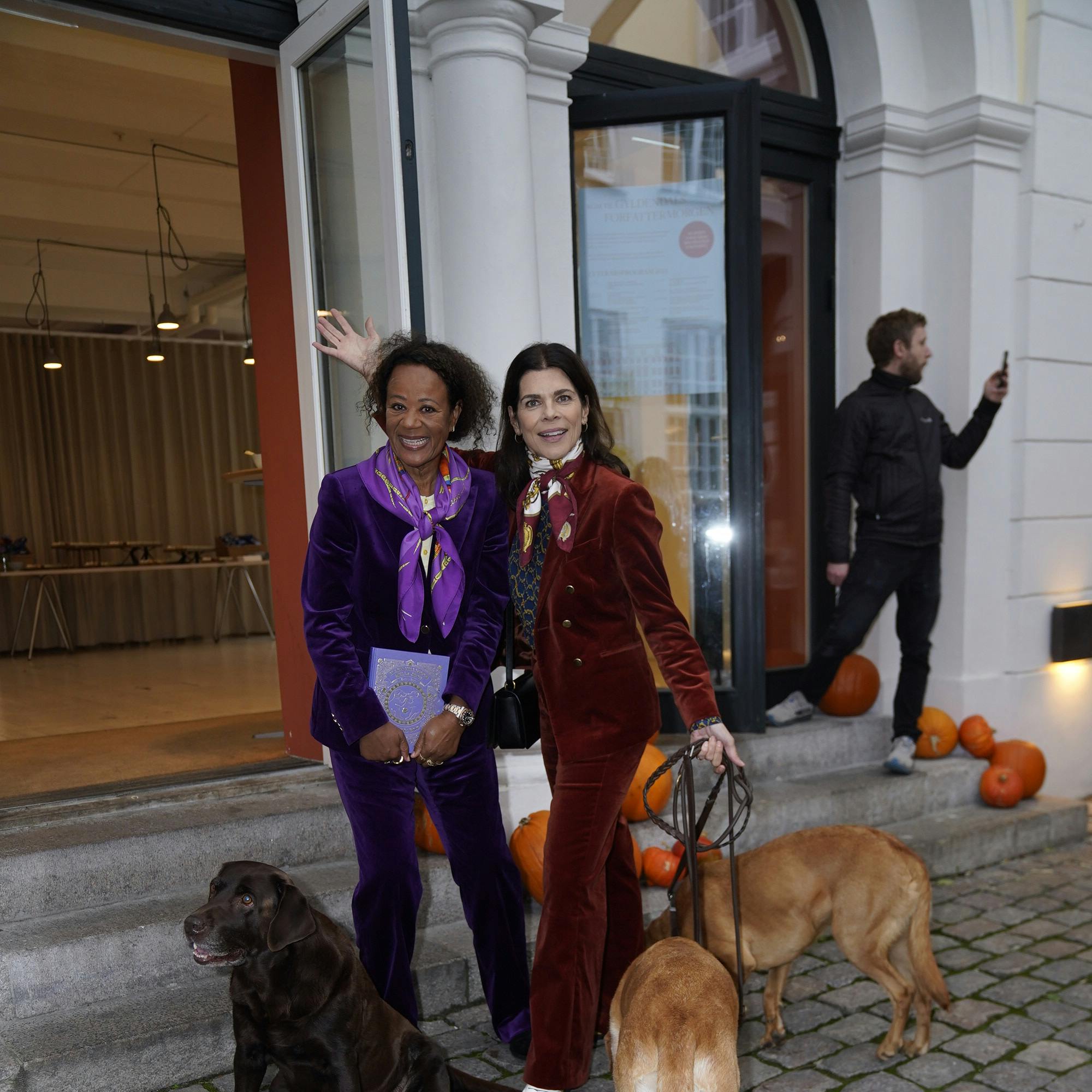 Hella Joof er 60 år og Ellen Hellingsø er 56 år gammel.