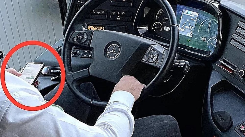 Den buschauffør, der søndag sms'ede, mens han kørte passagerer fra Aarhus til Berlin for selskabet Flixbus, har nu kørt sin sidste tur for Flixbus.