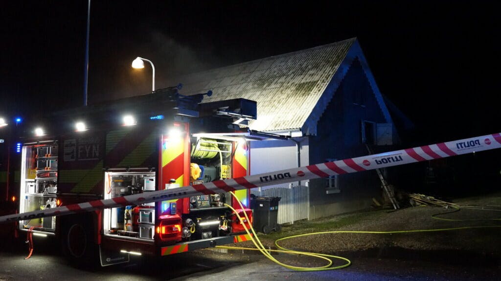 Manden er i kritisk tilstand.