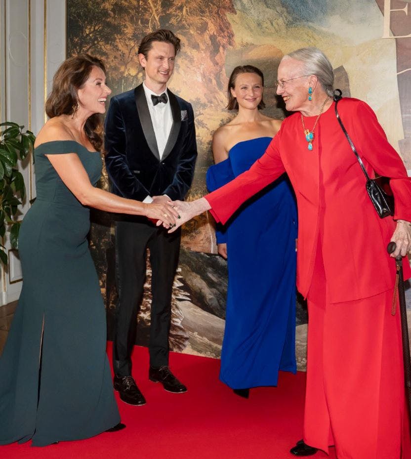 Mikkel Boe Følsgaard og Sidse Babett Knudsen hilser her på dronningen, som havde indflydelse på scenografi og kostumer i filmen "Ehrengard". 