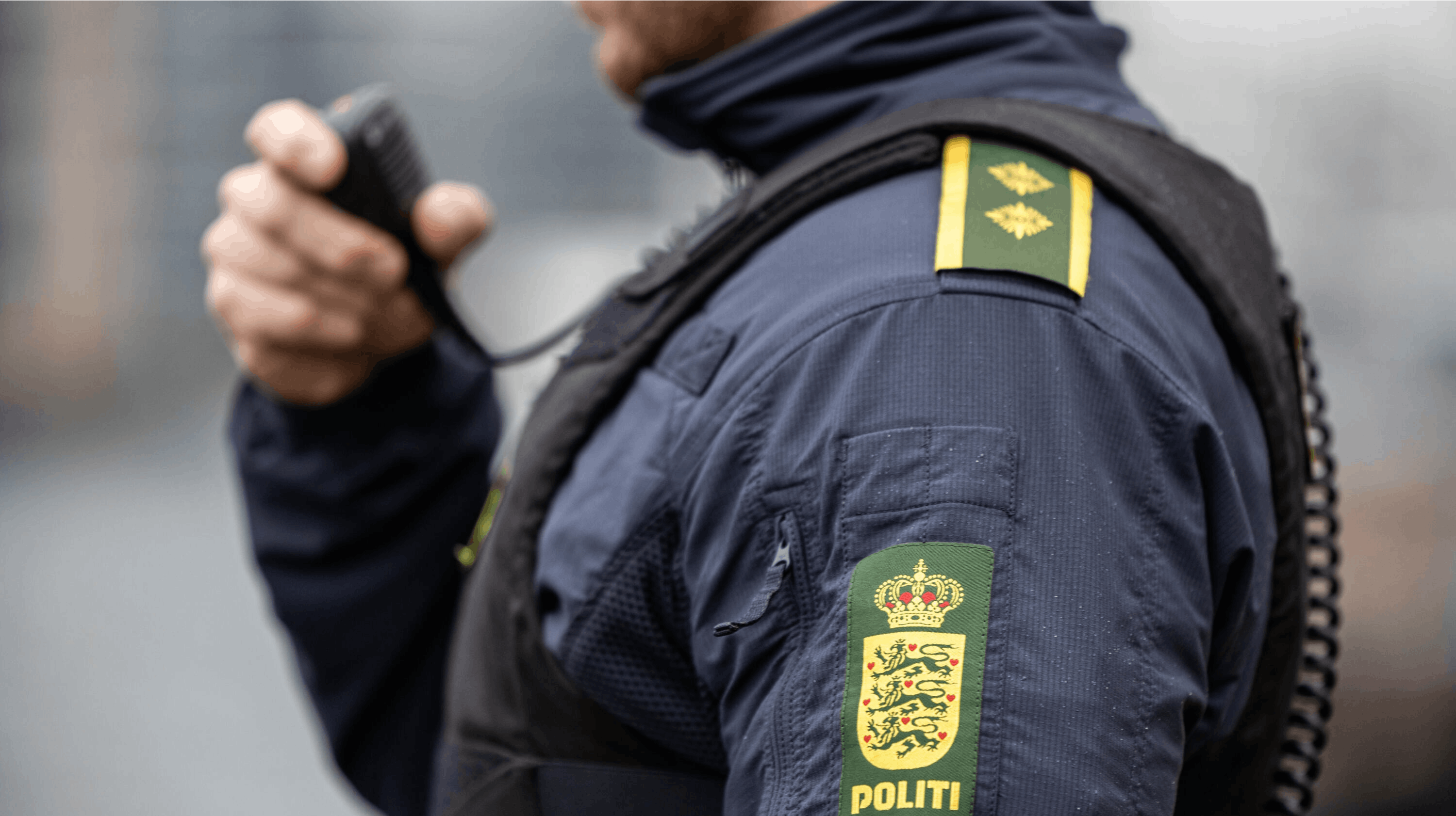 Der var ikke tale om rigtige betjente, men to mænd iklædt politijakker, der trængte ind i en lejlighed i Valby sidste år 