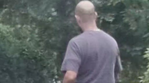 Politiet efterlyser denne mand, som de mistænker for fredag eftermiddag at have voldtaget en 29-årig kvinde – efterfølgende forsøgte han også at voldtage en 46-årig kvinde.