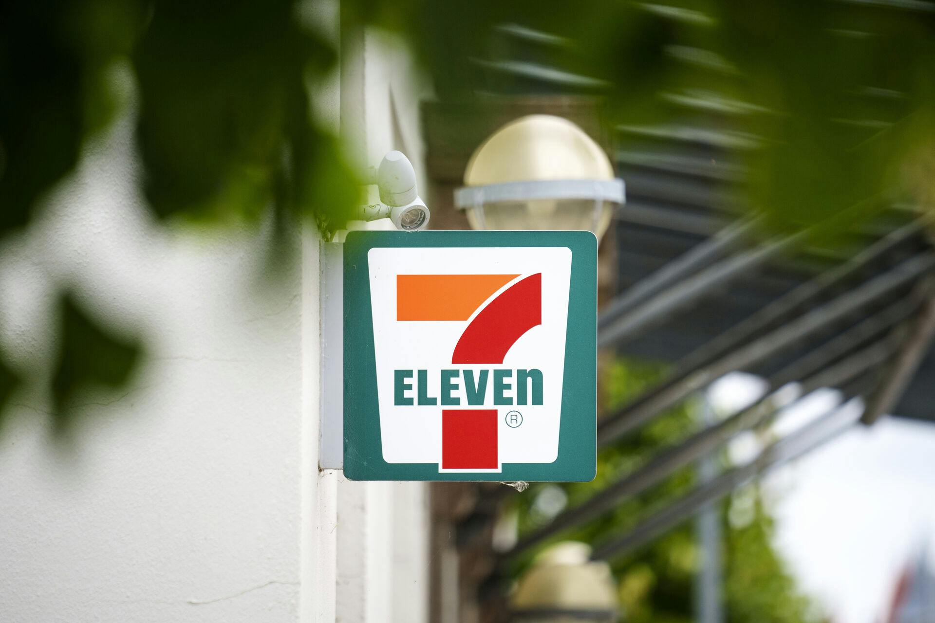 7-eleven i Randers, tirsdag den 9. august 2022.De fleste 7-Eleven butikker i Danmark holder tirsdag morgen fortsat lukket. Det oplyser butikskæden til Ritzau. Butikkerne lukkede mandag, fordi medarbejderne som følge af et systemnedbrud ikke kunne benytte kasserne eller tage imod betaling. 7-Eleven mistænker fortsat, at det skyldes et hackerangreb.. (Foto: Bo Amstrup / Ritzau Scanpix/Ritzau Scanpix)