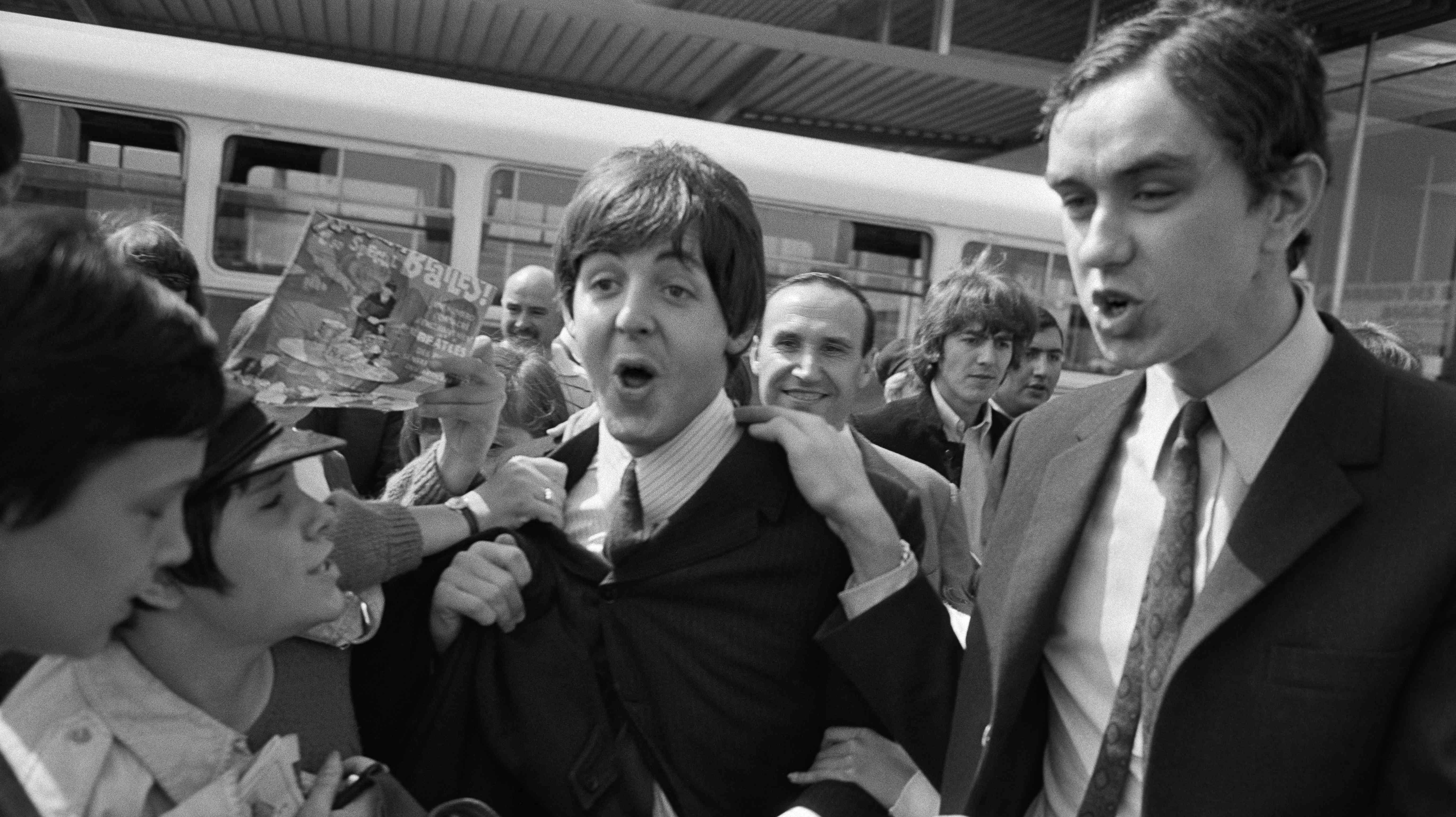 Her ses Paul McCartney og George Harrison ud for Orly-lufthavnen i 1965.