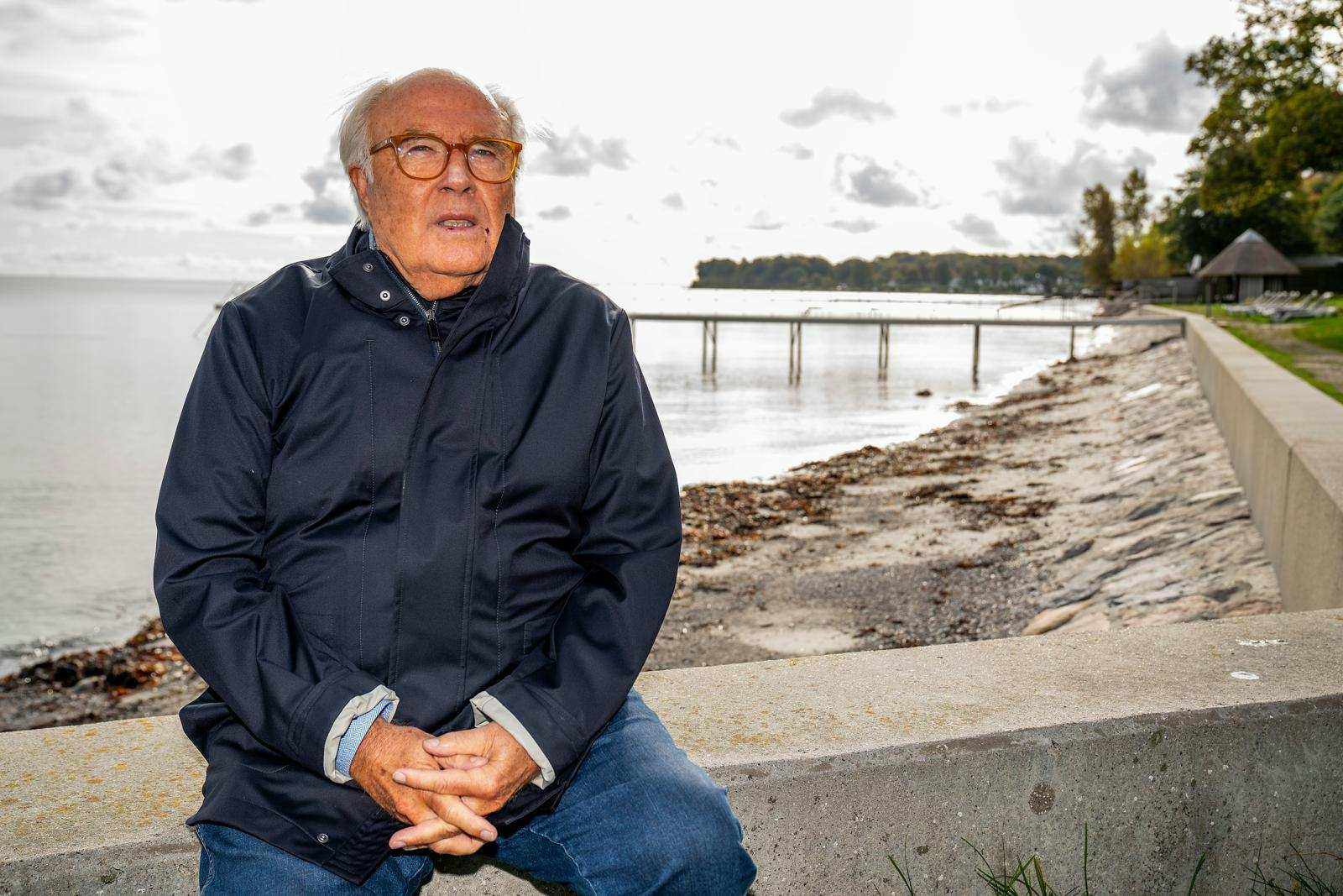 Offentligheden kender mest Flemming Østergaard, der fylder 80 år 31. oktober, som en hård hund, men han er også fyldt med næstekærlighed: – Jeg kan ikke lide ordet hård mand. Jeg vil sige, at jeg er retfærdig, og jeg er også et tudefjæs, siger fødselaren.