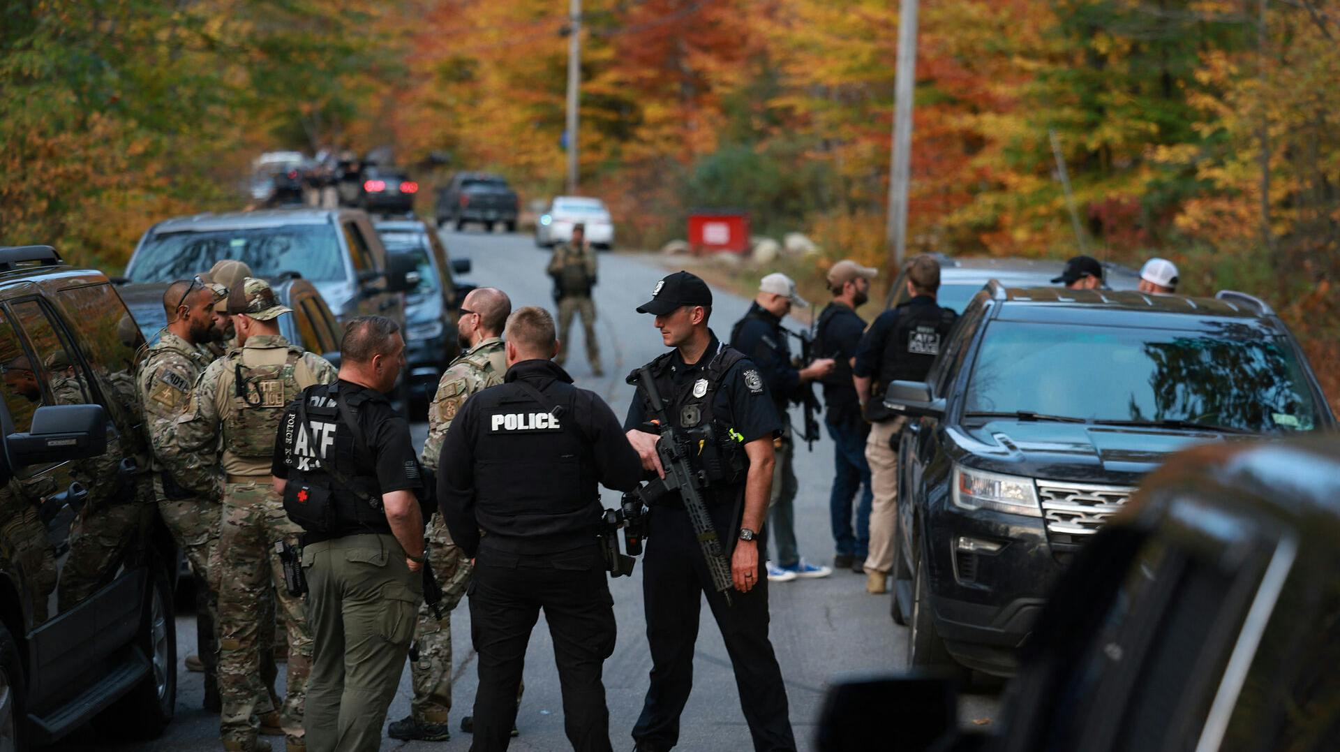 Robert Card er mistænkt for masseskyderiet, der dræbte 18 personer, Maine og stadig på fri fod.