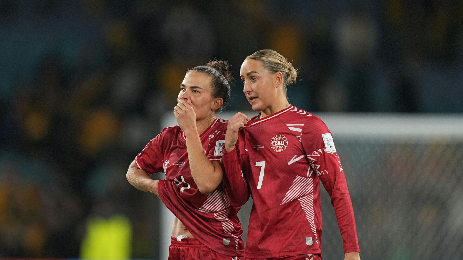 Hvis man havde håbet snart at se Sanne Troelsgaard (th) og co. i Parken igen, så er DBUs seneste udmelding ærgerlig læsning.