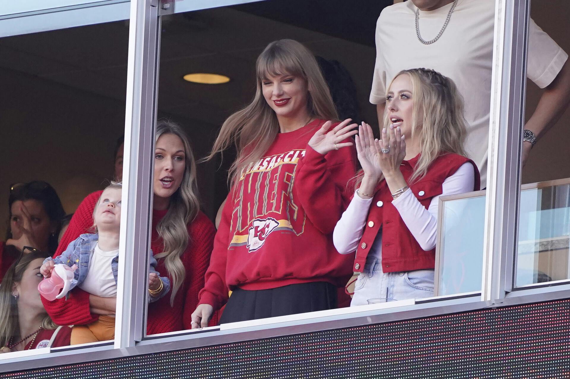 Taylor Swift er en populær kvinde. Hendes forhold til NFL-stjernen Travis Kelce gør heller ikke populariteten mindre.