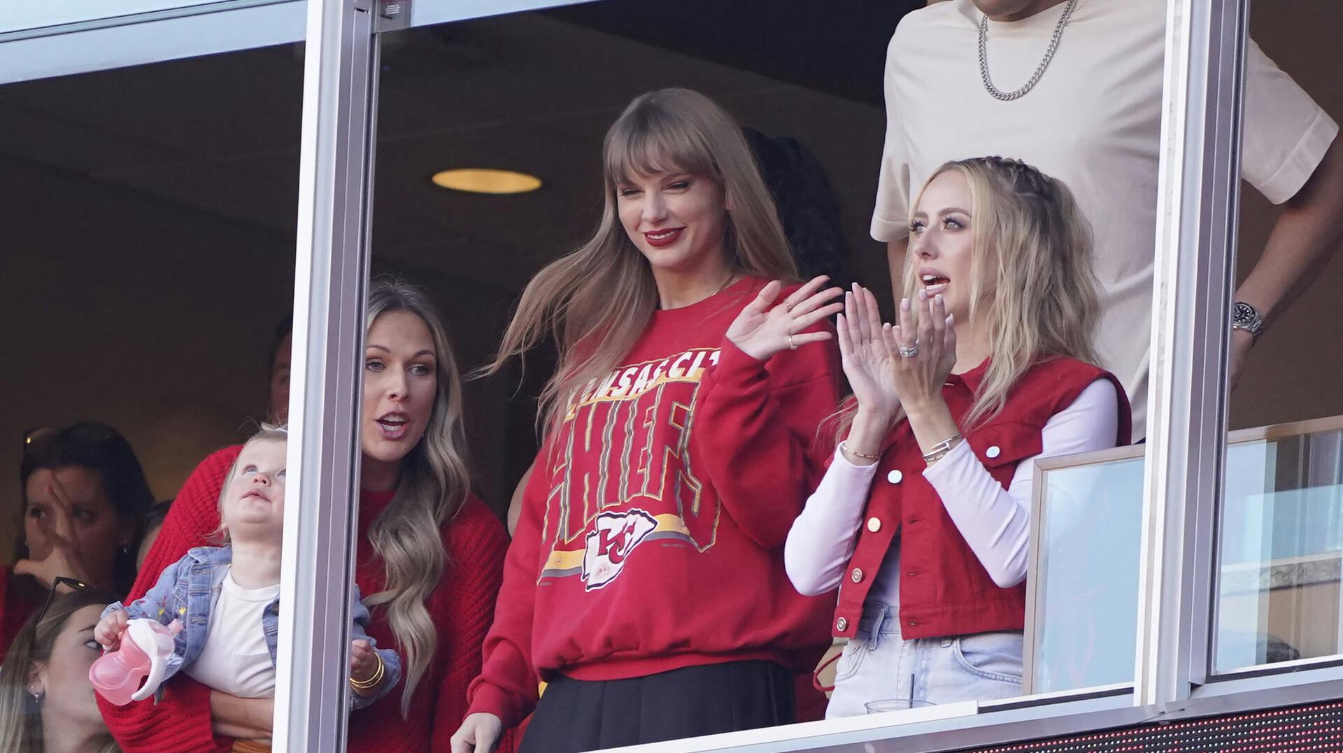 Taylor Swift er en populær kvinde. Hendes forhold til NFL-stjernen Travis Kelce gør heller ikke populariteten mindre.