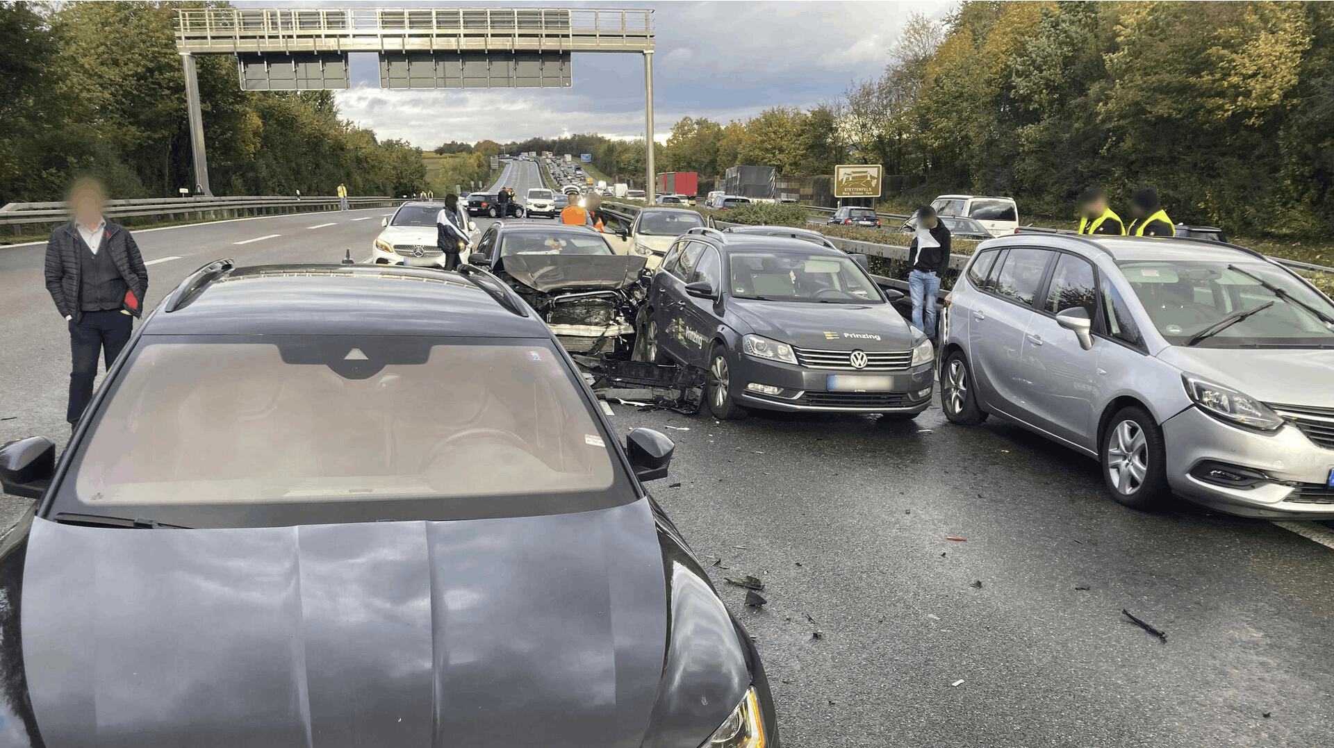 De tyske myndigheder har angiveligt indsat busser, der kører folk ind til en by, hvor man kan overnatte.