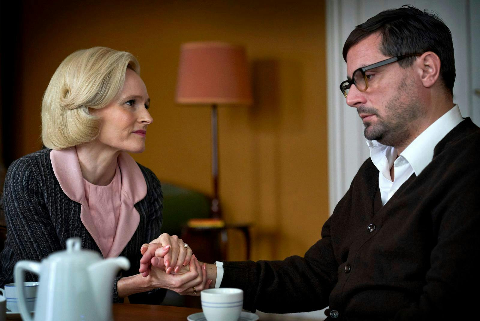 I DR-serien ”Carmen Curlers” spiller Tafdrup direktøren Poul Mosholt, som har fået et nervesammenbrud. Mille Hoffmeyer Lehfeldt, 43, spiller hans hustru, Vita Mosholt.