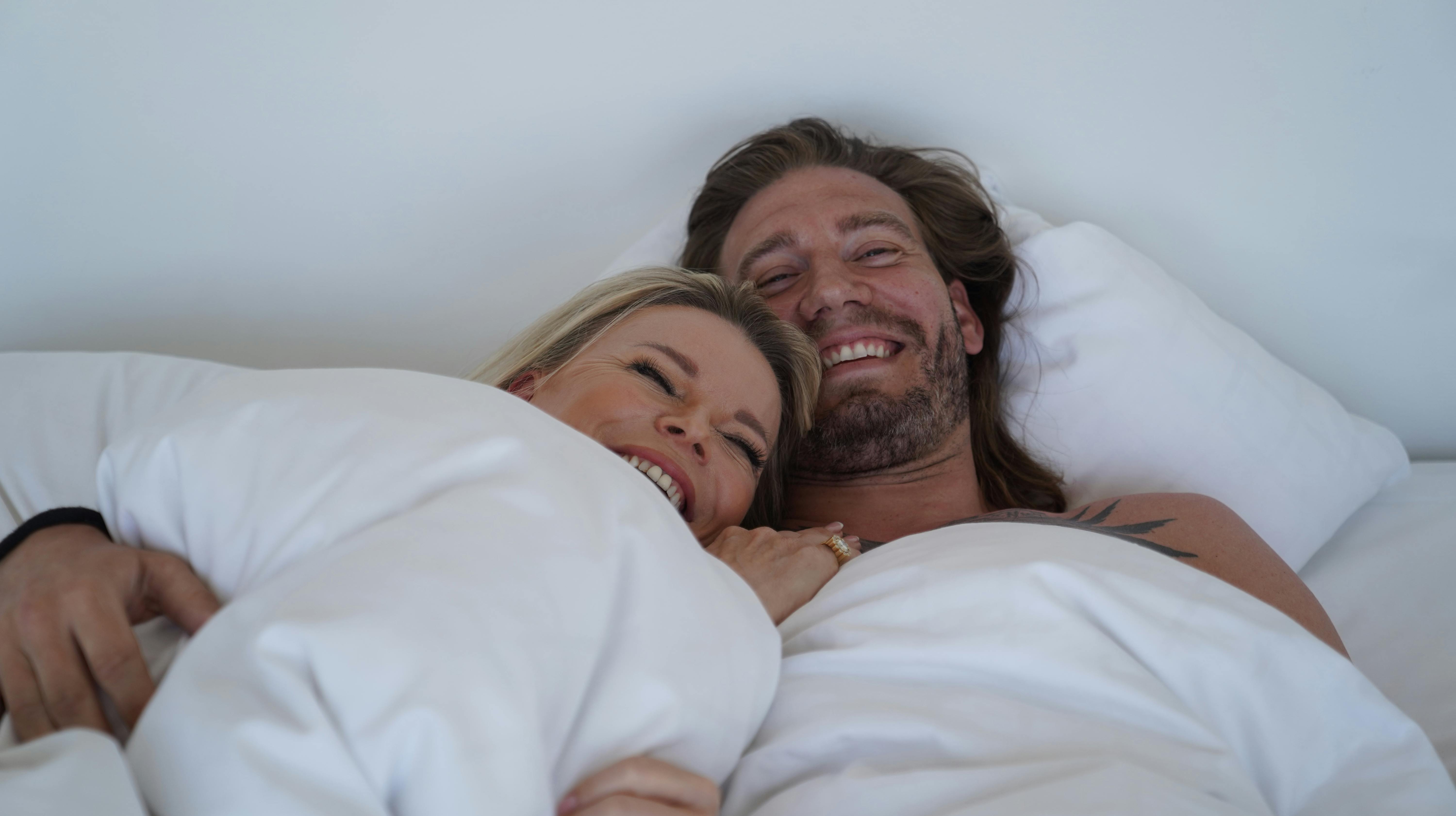Katerina Pitzner og Nicklas Bendtner tager afklædte fotos i sengen efter det, der skal forestille at være en hed nat.