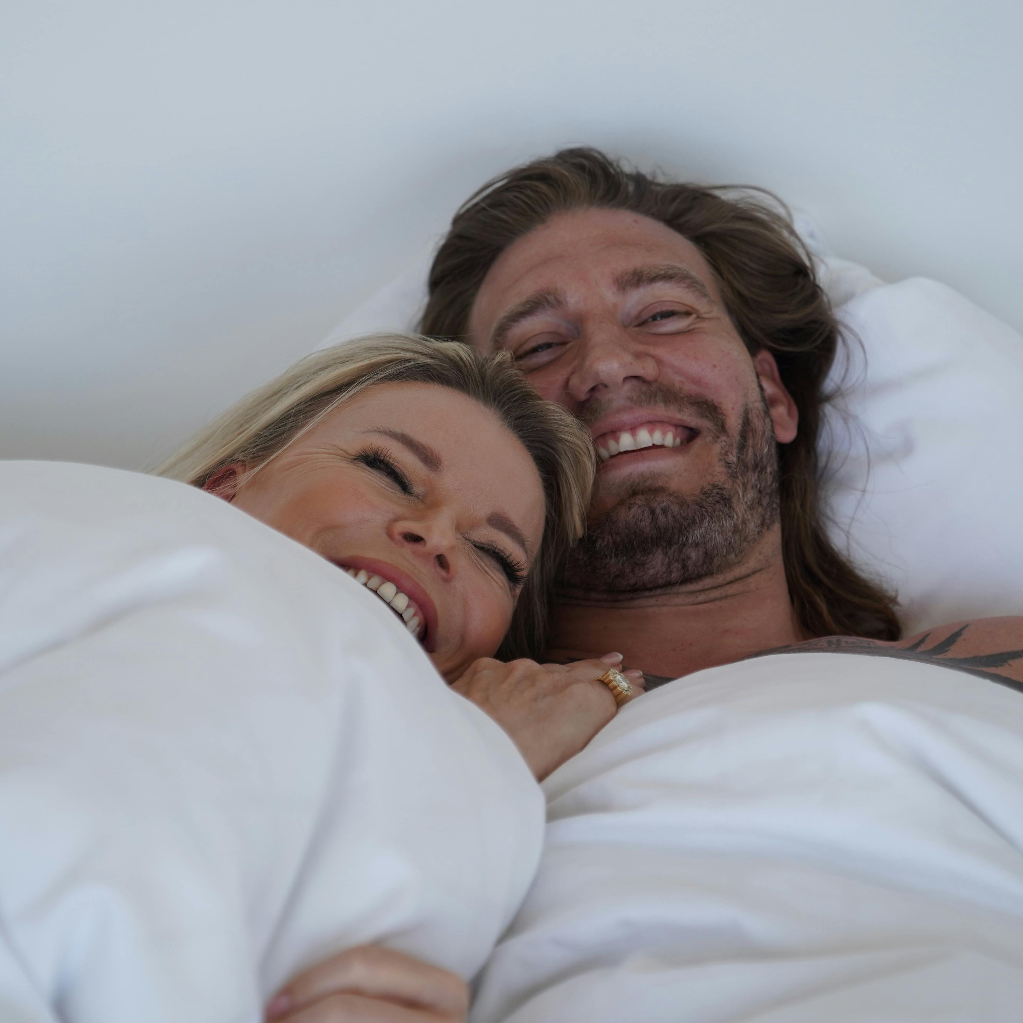 Katerina Pitzner og Nicklas Bendtner tager afklædte fotos i sengen efter det, der skal forestille at være en hed nat.