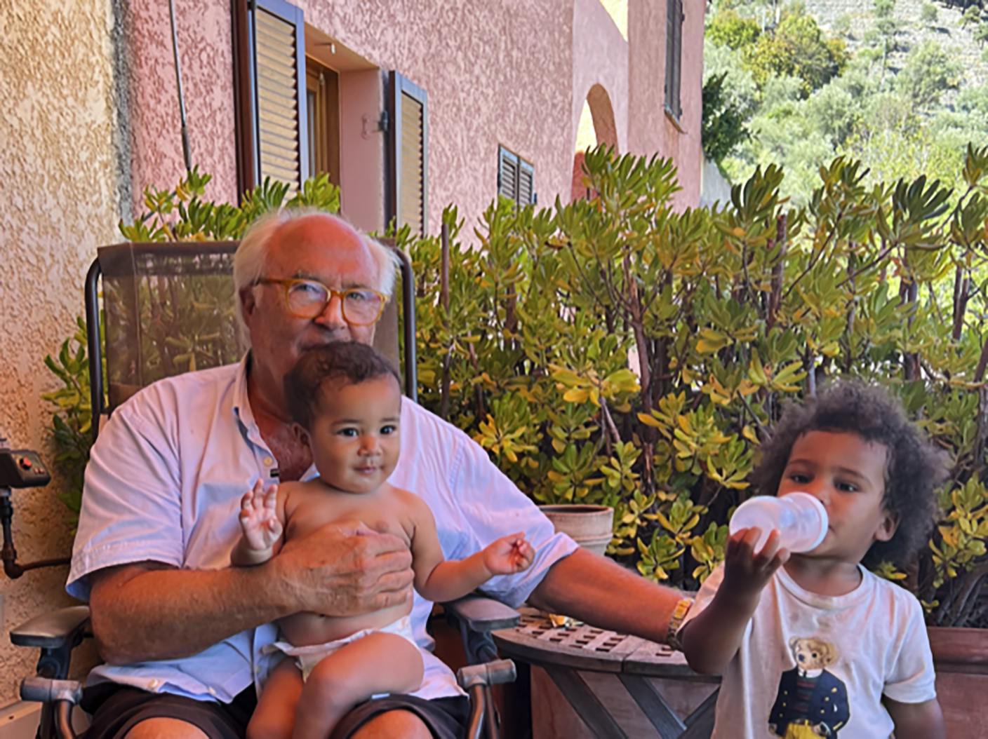 Titlerne er mange: Ægtemand, far, farfar og oldefar: – Min ene søn bor i USA, så den danske del af familien tager med derover og holder min fødselsdag og nytår, siger Flemming, der har to sønner, fem børnebørn og to oldebørn, fortæller Flemming Østergaard, der her ses med sine oldebørn i Le Broc i Nice.