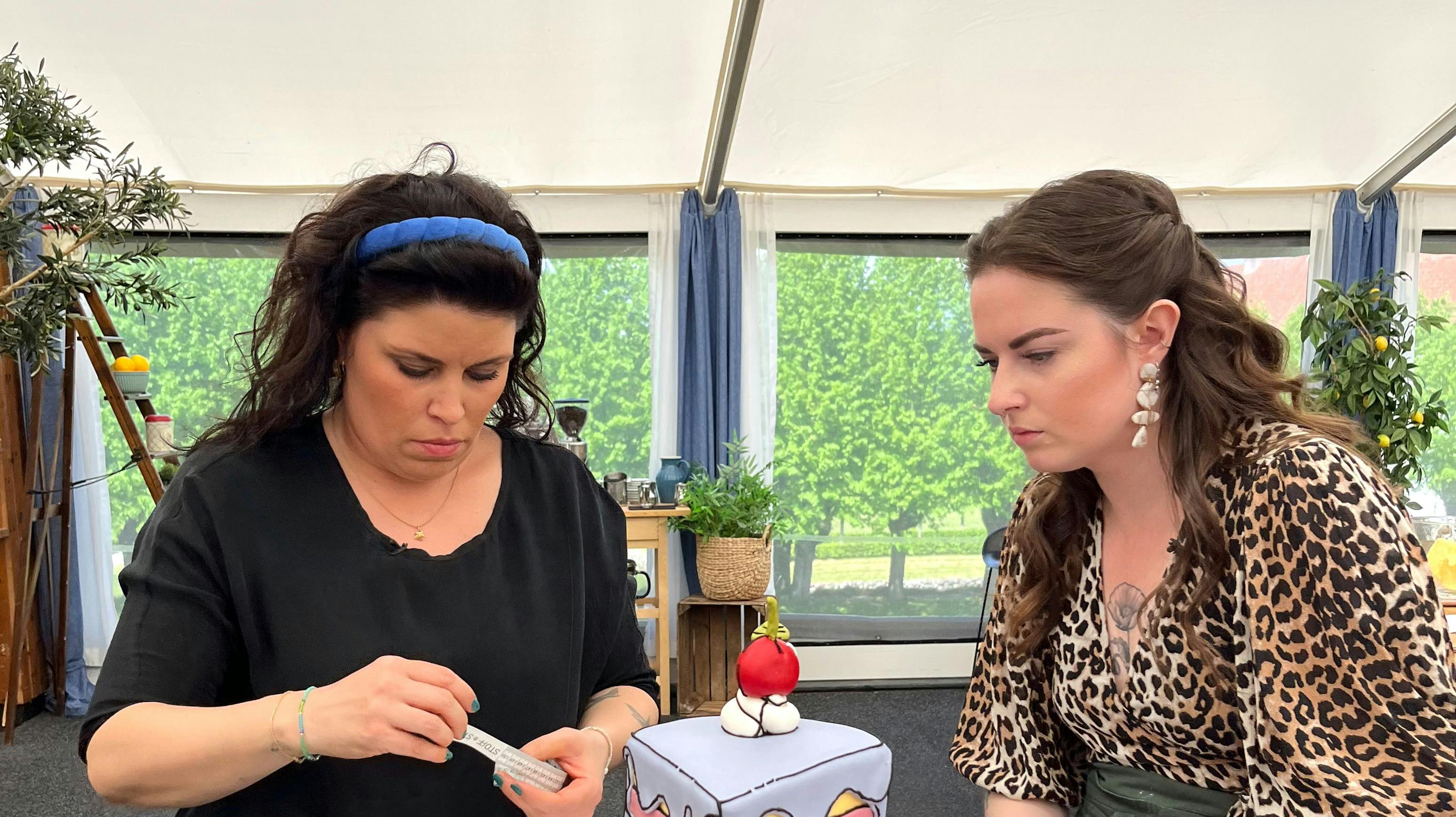 Smilede blegnede hos den ellers altid smilende Rikke Imer (til venstre), da denne uges udfordringer var discipliner, som hun ikke var specielt øvet i.