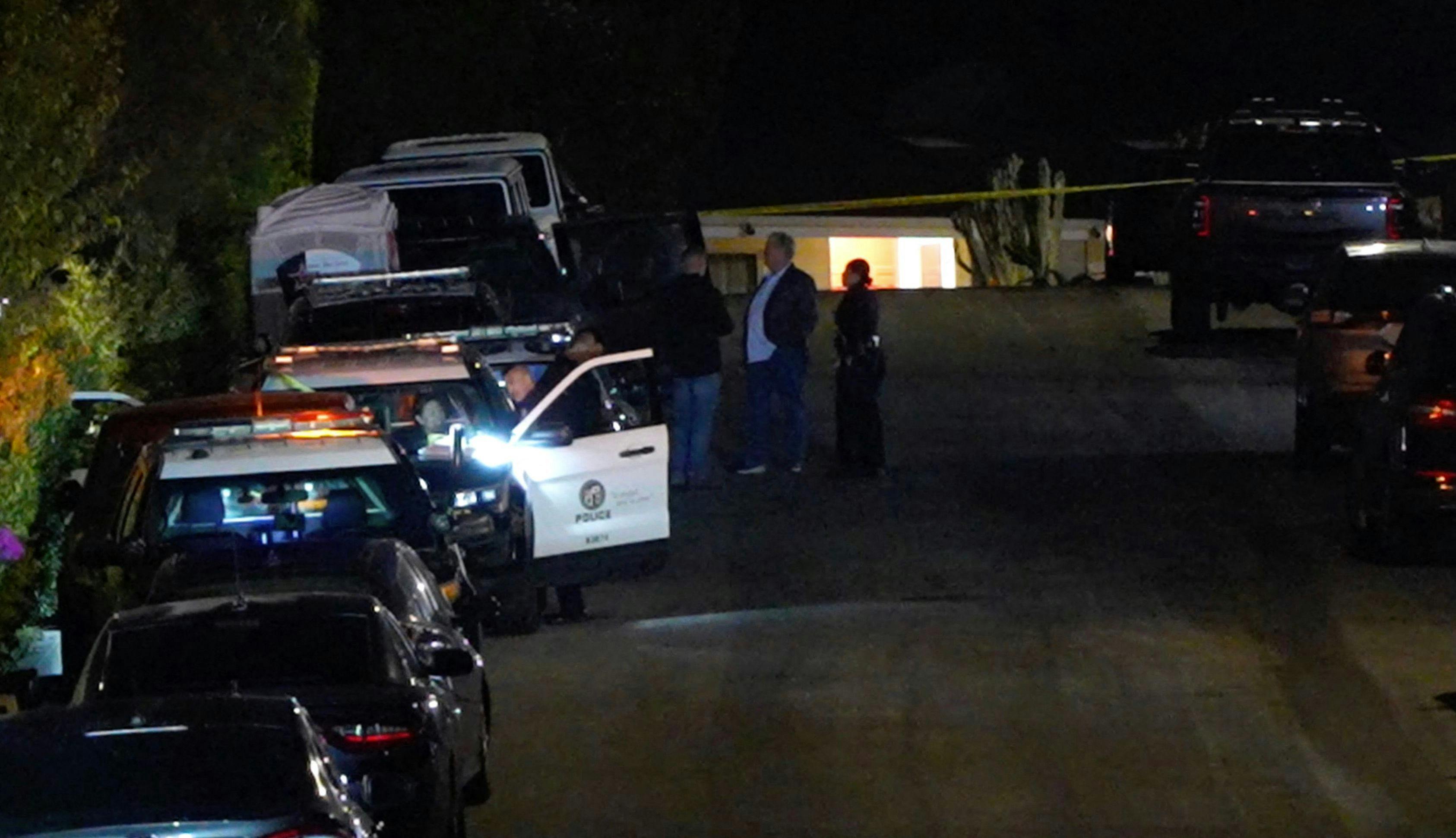 Politiet har været talstærkt til stede nær Matthew Perrys hjem i Pacific Palisades. 