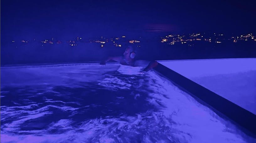 Her ses Perrys sidste billede, hvor han sidder i jacuzzi.