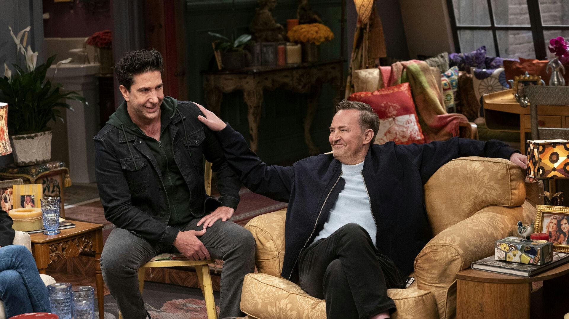 David Schwimmer og Matthew Perry, der døde i weekenden, under "Friends Reunion" i maj 2021.