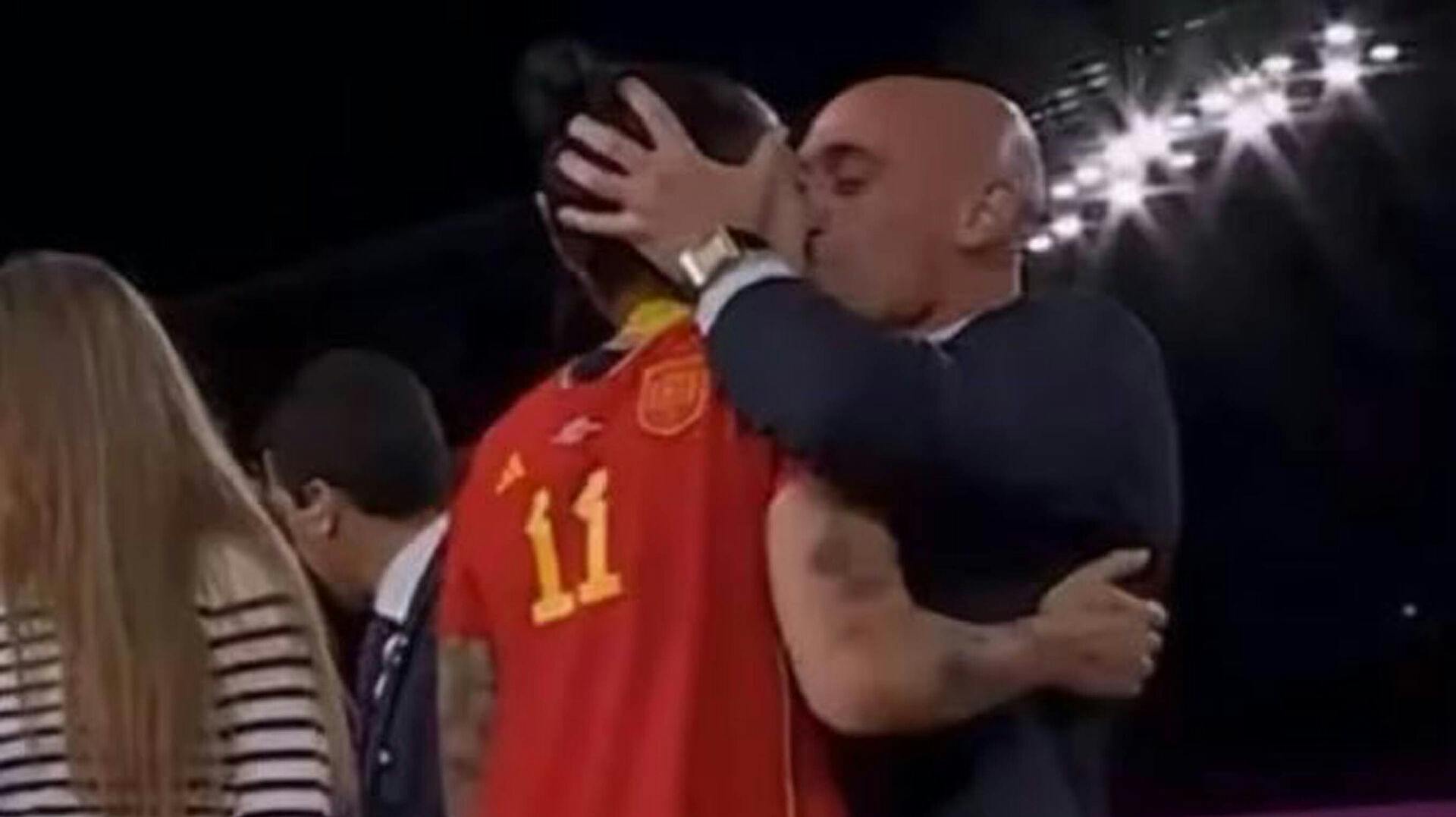 Luis Rubiales får tre år karantæne, efter han kyssede Jennifer Hermoso, da Spanien vandt VM.